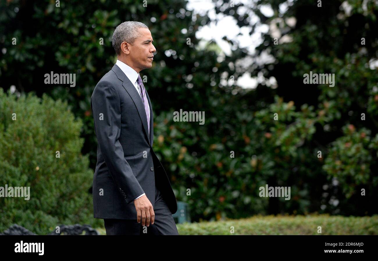 Il presidente degli Stati Uniti Barack Obama cammina sul prato sud verso quello marino prima della sua partenza dalla Casa Bianca 4 ottobre 2015 a Washington, DC, USA. Il presidente Obama si sta recando a Emmitsburg, nel Maryland, per esprimere le sue osservazioni al trentaquattresimo National Fallen Firefighters Memorial Service. Foto di Olivier Douliery/piscina/ABACAPRESS.COM Foto Stock