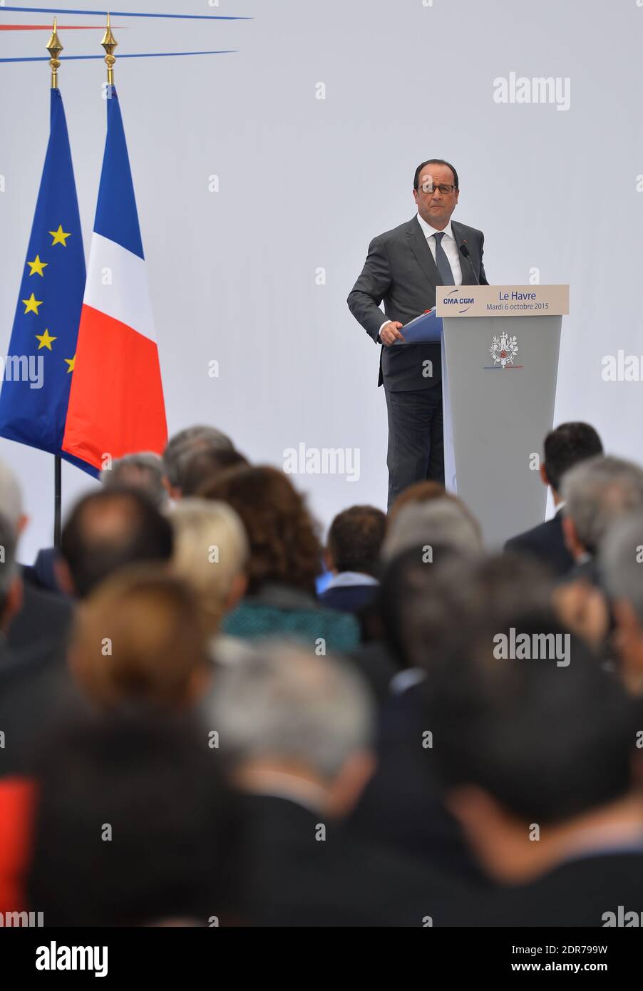 Il presidente francese Francois Hollande ha pronunciato il suo discorso durante il battesimo della CMA CGM Bougainville, la più grande nave portacontainer del mondo che naviga sotto la bandiera francese, è ormeggiata al porto di le Havre, nella Francia occidentale, il 5 ottobre 2015. Oggi il presidente Francois Hollande ha inaugurato la nave ammiraglia del Gruppo CMA CGM. L'itinerario programmato della nave da carico TEU 18,000 è la rotta commerciale Europa-Asia FAL ("linea francese Asia", con la transizione del canale Suez). Ogni 77 giorni, la nave Bougainville ha la capacità di trasportare quasi 200,000 tonnellate di Foto Stock