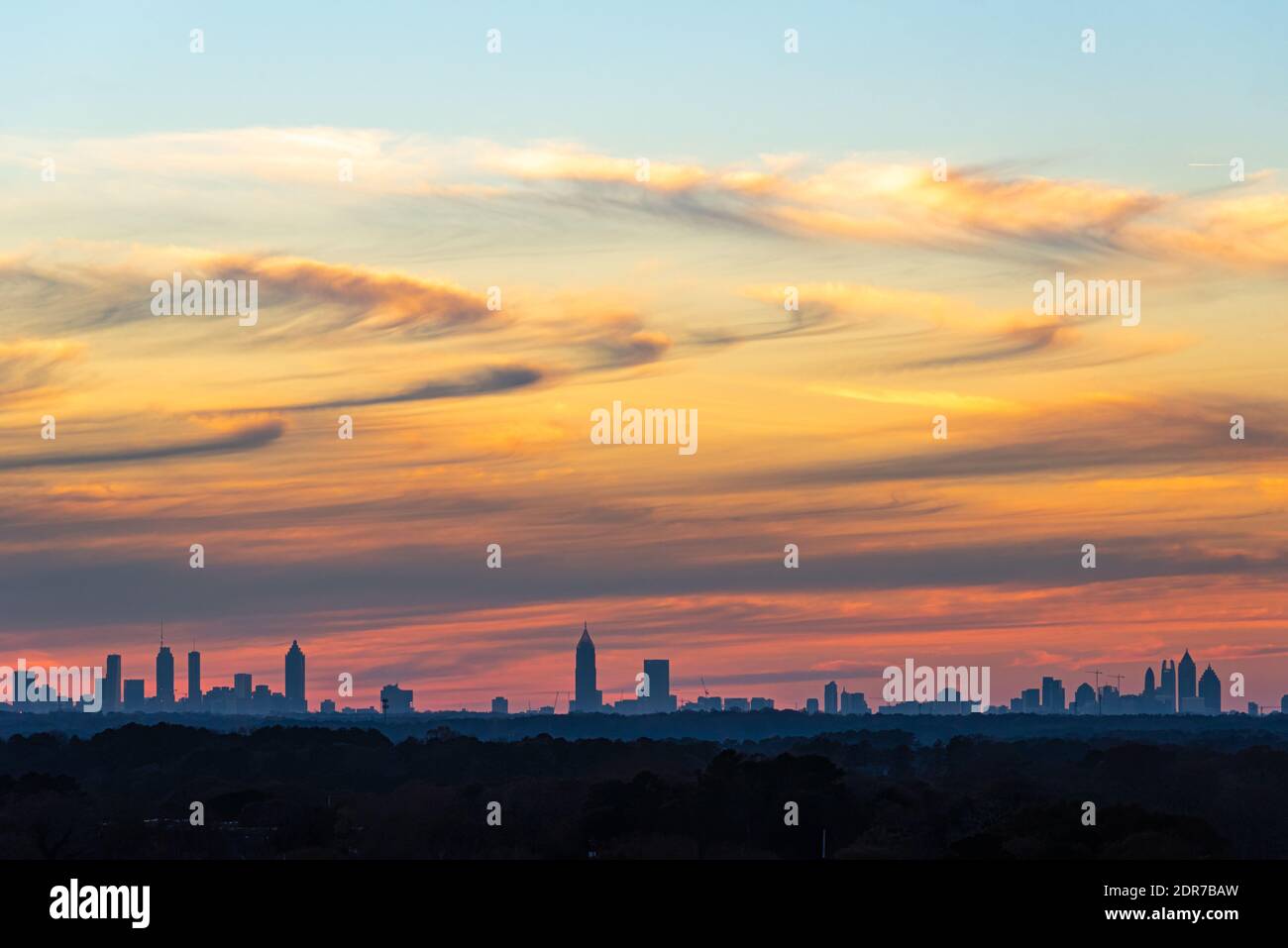 Lo skyline della città di Atlanta sotto un suggestivo cielo al tramonto. (STATI UNITI) Foto Stock