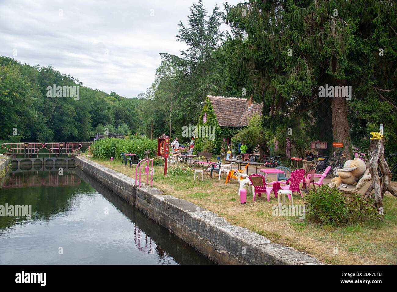 Piccolo caffè al Canal de Nivernais a Morvan, Francia Foto Stock