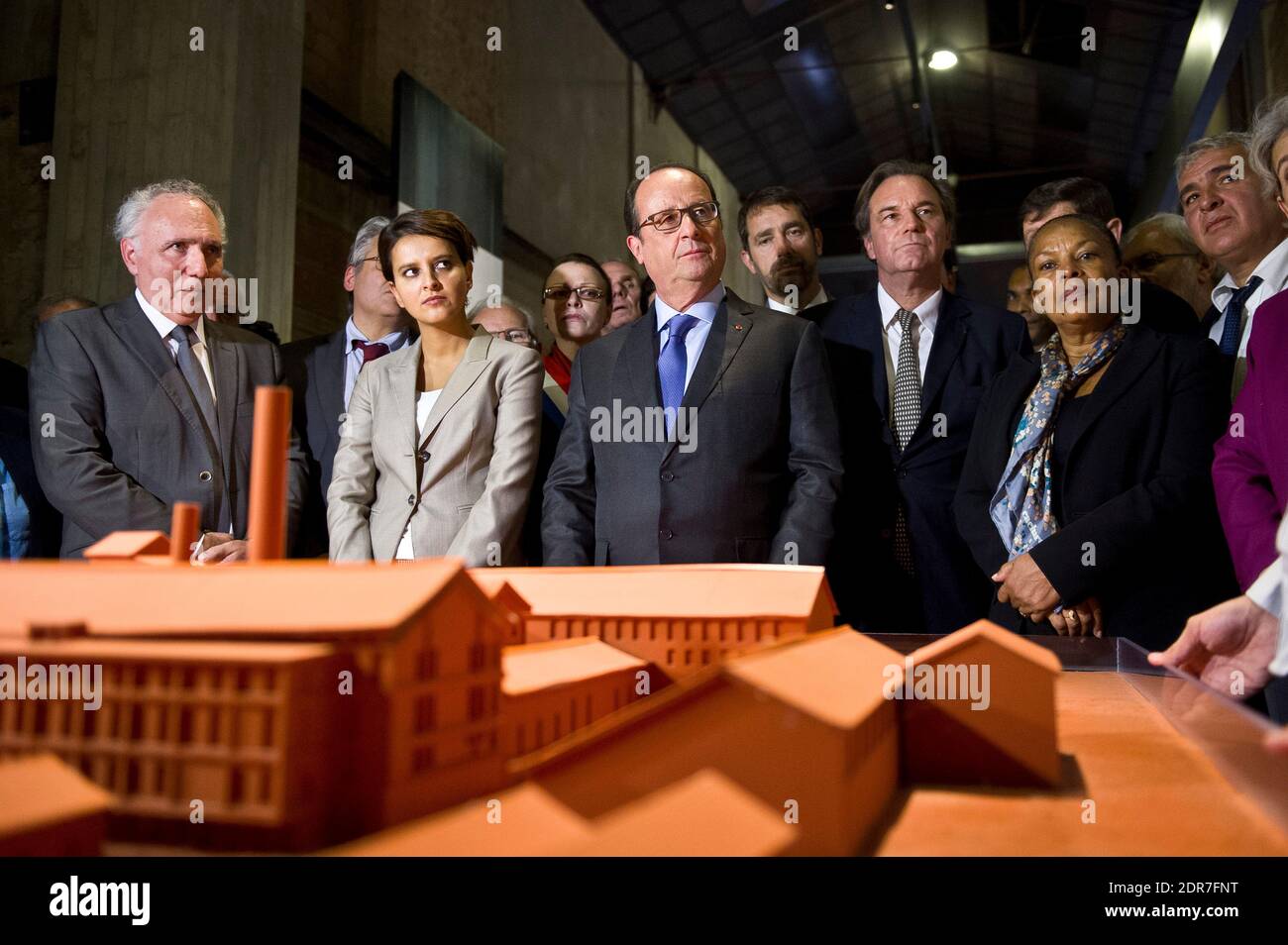 (L-R) Alain Chouraqui, direttore del Camp des Milles, ministro dell'Istruzione, dell'Istruzione superiore e della Ricerca Najat Vallaud-Belkacem e il presidente francese Francois Hollande, il vice Renaud Muselier dell'UE e il ministro della Giustizia Christiane Taubira durante una visita al Camp des Milles Memorial Site, un campo di internamento della seconda guerra mondiale vicino Aix-en-Provence, Sud della Francia l'8 ottobre 2015. Una rete scientifica internazionale creata dalla Fondazione Camp des Milles e dall'Università di Aix-Marseille è stata riconosciuta come "sedia dell'UNESCO" nel 2013. Foto di Lilian Auffret/piscina/ABACAPRESS.COM Foto Stock