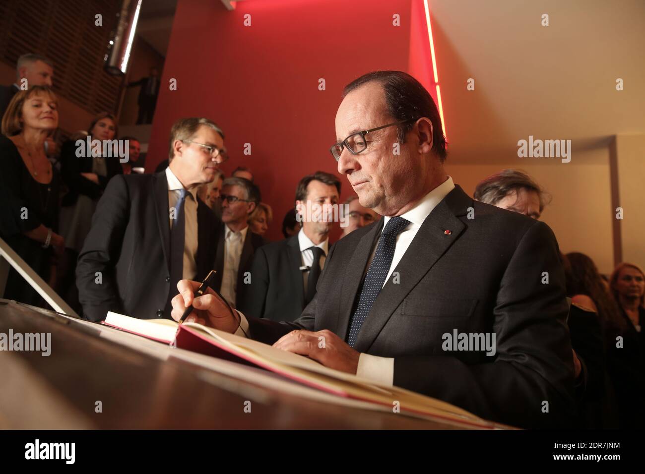 Il presidente francese Francois Hollande ha firmato il libro degli ospiti durante l'inaugurazione della nuova sede dell'Ecole Nationale des Chartres, a Parigi, Francia, il 9 ottobre 2015. L'Ecole Nationale des Chartres è una "Grance Ecole" francese specializzata in scienze storiche. Foto di Hamilton/Pool/ABACAPRESS.COM Foto Stock