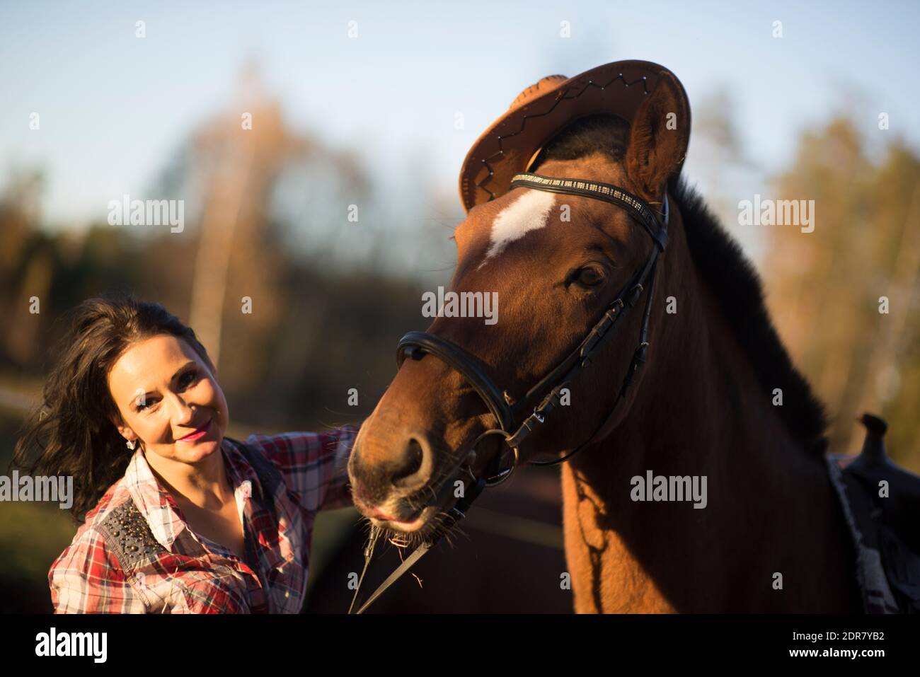 Giovane donna che gioca con il Cavallo nel giorno di sole dentro il ranch  di Corral - amore fra la gente e gli animali Foto stock - Alamy