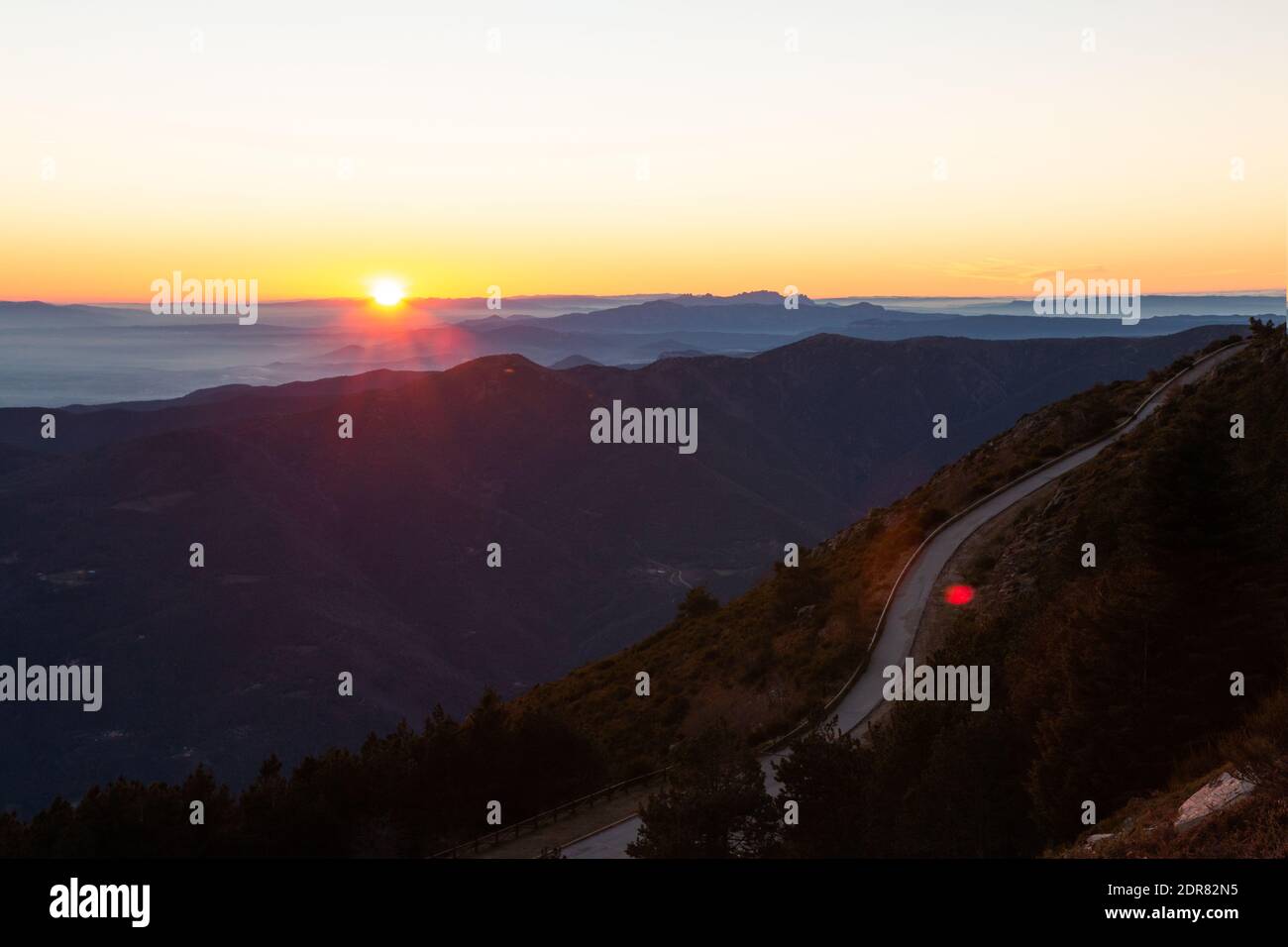 Strada di montagna con viste spettacolari di diverse catene montuose con tramonto o alba. Montseny, Montserrat, Turo de l'Home, Barcellona, Catalogna, Foto Stock