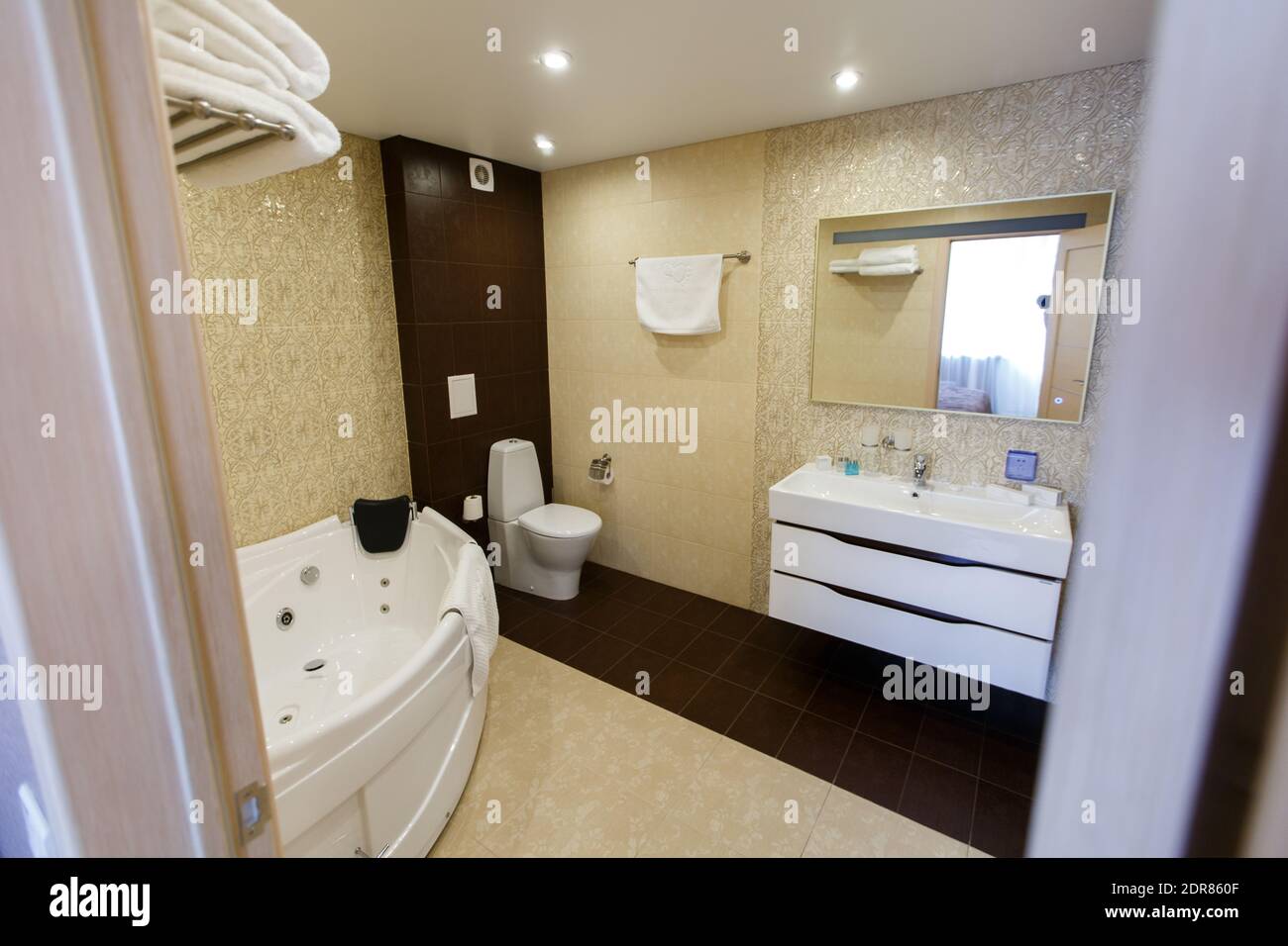 Gli interni delle camere dell'hotel sono di colore marrone. Bagno con grandi jacuzzi Foto Stock