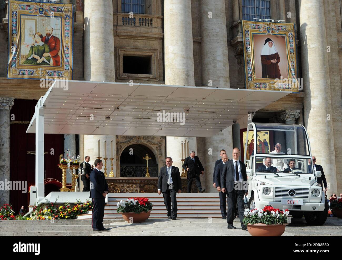 Papa Francesco ha condotto la prima canonizzazione di una coppia sposata in una cerimonia in Piazza San Pietro in Vaticano il 18 ottobre 2015. Louis Martin e Marie-Zelie Guerin Martin, che vissero in Francia nel XIX secolo, furono i genitori di Santa Teresa di Lisieux, la suora francese del XIX secolo che è una delle figure più venerate della Chiesa. Francesco canonizzò anche Vincenzo grossi, sacerdote morto nel 1917 e che trascorse la maggior parte della sua vita ad aiutare i poveri del nord Italia, e María Isabel Salvat Romero, una suora spagnola del XX secolo. La canonizzazione di Louis Martin e Marie Azelie Guerin segnò Th Foto Stock