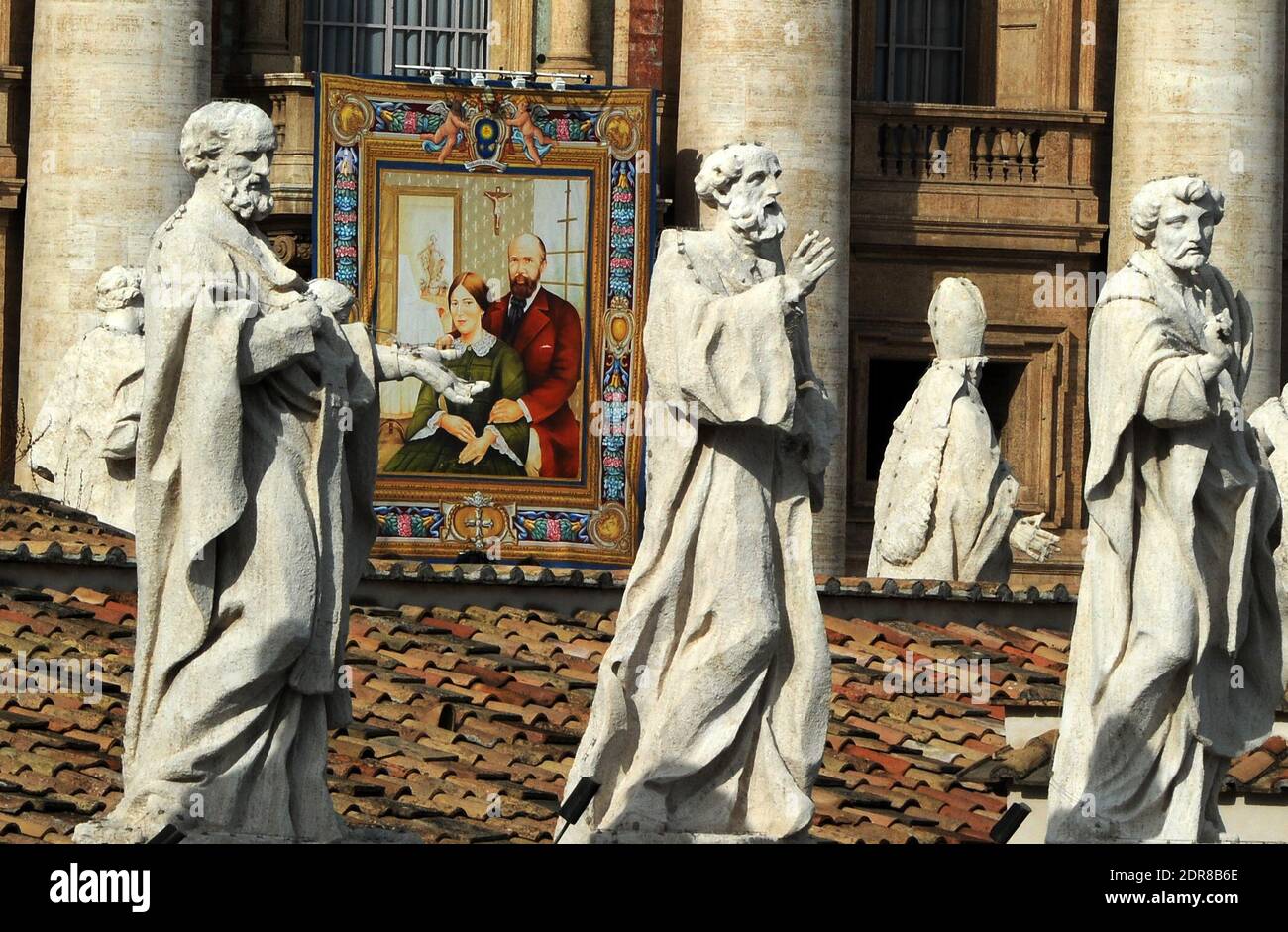 Papa Francesco ha condotto la prima canonizzazione di una coppia sposata in una cerimonia in Piazza San Pietro in Vaticano il 18 ottobre 2015. Louis Martin e Marie-Zelie Guerin Martin, che vissero in Francia nel XIX secolo, furono i genitori di Santa Teresa di Lisieux, la suora francese del XIX secolo che è una delle figure più venerate della Chiesa. Francesco canonizzò anche Vincenzo grossi, sacerdote morto nel 1917 e che trascorse la maggior parte della sua vita ad aiutare i poveri del nord Italia, e María Isabel Salvat Romero, una suora spagnola del XX secolo. La canonizzazione di Louis Martin e Marie Azelie Guerin segnò Th Foto Stock