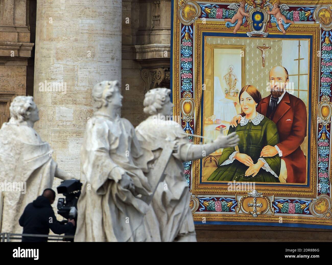 Papa Francesco ha condotto la prima canonizzazione di una coppia sposata in una cerimonia in Piazza San Pietro in Vaticano il 18 ottobre 2015. Louis Martin e Marie-Zelie Guerin Martin, che vissero in Francia nel XIX secolo, furono i genitori di Santa Teresa di Lisieux, la suora francese del XIX secolo che è una delle figure più venerate della Chiesa. Francesco canonizzò anche Vincenzo grossi, sacerdote morto nel 1917 e che trascorse la maggior parte della sua vita ad aiutare i poveri del nord Italia, e María Isabel Salvat Romero, una suora spagnola del XX secolo. La canonizzazione di Louis Martin e Marie Azelie Guerin segnò Th Foto Stock