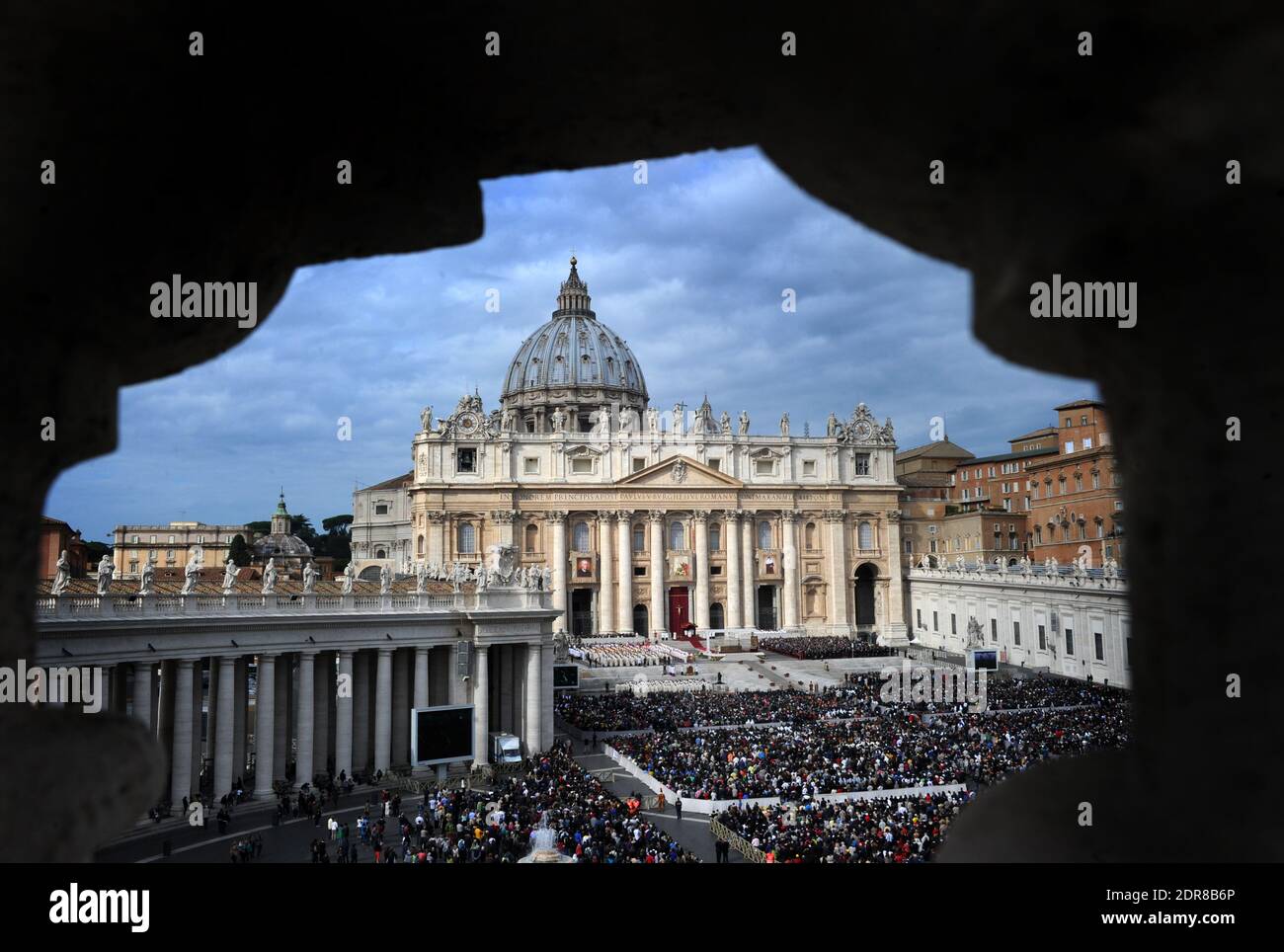 Papa Francesco ha condotto la prima canonizzazione di una coppia sposata in una cerimonia in Piazza San Pietro in Vaticano il 18 ottobre 2015. Louis Martin e Marie-Zelie Guerin Martin, che vissero in Francia nel XIX secolo, furono i genitori di Santa Teresa di Lisieux, la suora francese del XIX secolo che è una delle figure più venerate della Chiesa. Francesco canonizzò anche Vincenzo grossi, sacerdote morto nel 1917 e che trascorse la maggior parte della sua vita ad aiutare i poveri del nord Italia, e María Isabel Salvat Romero, una suora spagnola del XX secolo. La canonizzazione di Louis Martin e Marie Azelie Guerin segnò Th Foto Stock