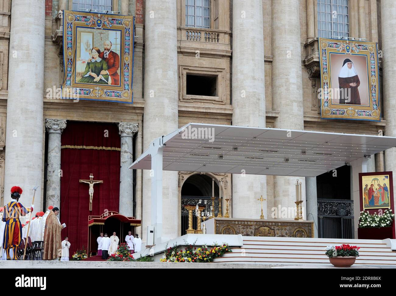 Papa Francesco ha condotto la prima canonizzazione di una coppia sposata in una cerimonia in Piazza San Pietro in Vaticano il 18 ottobre 2015. Louis Martin e Marie-Zelie Guerin Martin, che vissero in Francia nel XIX secolo, furono i genitori di Santa Teresa di Lisieux, la suora francese del XIX secolo che è una delle figure più venerate della Chiesa. Francesco canonizzò anche Vincenzo grossi, sacerdote morto nel 1917 e che trascorse la maggior parte della sua vita ad aiutare i poveri del nord Italia, e María Isabel Salvat Romero, una suora spagnola del XX secolo. La canonizzazione di Louis Martin e Marie Azelie Guerin segnò Th Foto Stock