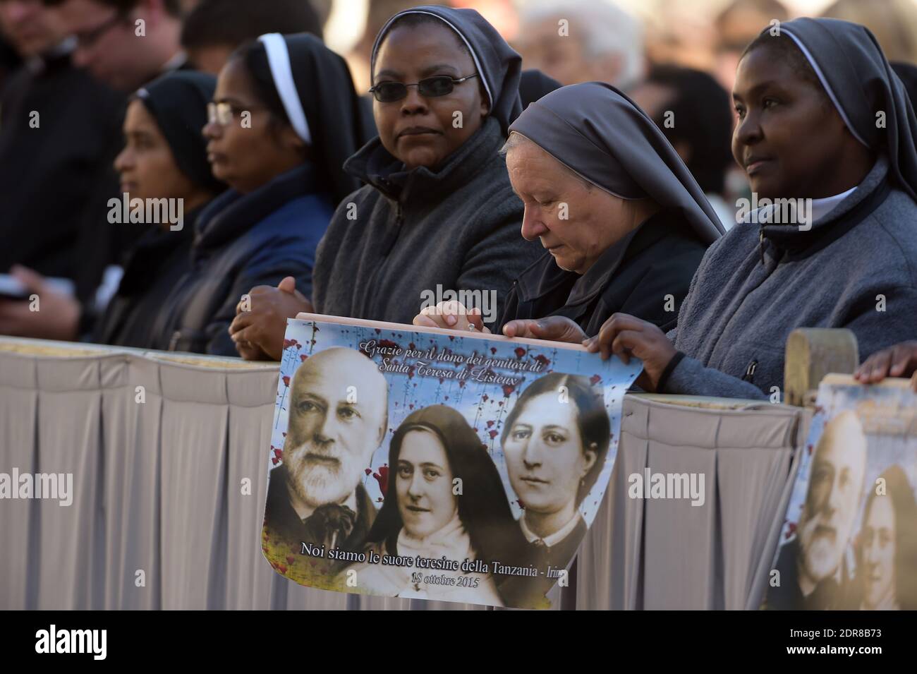 Papa Francesco ha condotto la prima canonizzazione di una coppia sposata in una cerimonia in Piazza San Pietro in Vaticano il 18 ottobre 2015. Louis Martin e Marie-Zelie Guerin Martin, che vissero in Francia nel XIX secolo, furono i genitori di Santa Teresa di Lisieux, la suora francese del XIX secolo che è una delle figure più venerate della Chiesa. Francesco canonizzò anche Vincenzo grossi, sacerdote morto nel 1917 e che trascorse la maggior parte della sua vita ad aiutare i poveri del nord Italia, e María Isabel Salvat Romero, una suora spagnola del XX secolo. La canonizzazione di Louis Martin e Marie Azelie Guerin segnò Th Foto Stock