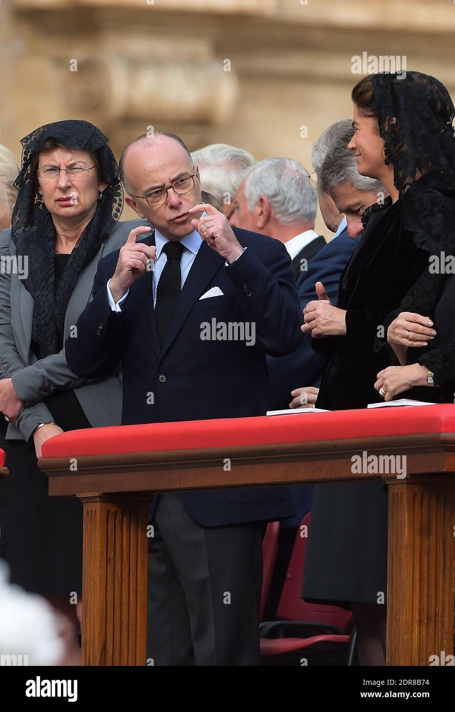 Ministero francese dell'interno Bernard Cazeneuve assiste alla prima canonizzazione di una coppia sposata in una cerimonia in Piazza San Pietro in Vaticano il 18 ottobre 2015. Louis Martin e Marie-Zelie Guerin Martin, che vissero in Francia nel XIX secolo, furono i genitori di Santa Teresa di Lisieux, la suora francese del XIX secolo che è una delle figure più venerate della Chiesa. Papa Francesco canonizzò anche Vincenzo grossi, sacerdote morto nel 1917 e che trascorse la maggior parte della sua vita aiutando i poveri del nord Italia, e María Isabel Salvat Romero, una suora spagnola del XX secolo. La canonizzazione di Louis Mart Foto Stock