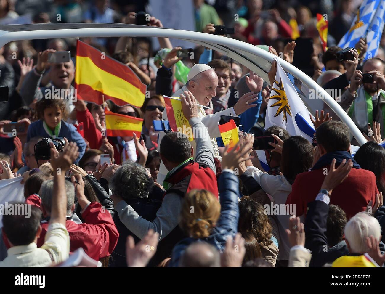 Papa Francesco ha condotto la prima canonizzazione di una coppia sposata in una cerimonia in Piazza San Pietro in Vaticano il 18 ottobre 2015. Louis Martin e Marie-Zelie Guerin Martin, che vissero in Francia nel XIX secolo, furono i genitori di Santa Teresa di Lisieux, la suora francese del XIX secolo che è una delle figure più venerate della Chiesa. Francesco canonizzò anche Vincenzo grossi, sacerdote morto nel 1917 e che trascorse la maggior parte della sua vita ad aiutare i poveri del nord Italia, e María Isabel Salvat Romero, una suora spagnola del XX secolo. La canonizzazione di Louis Martin e Marie Azelie Guerin segnò Th Foto Stock