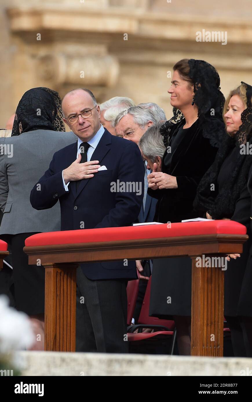 Ministero francese dell'interno Bernard Cazeneuve assiste alla prima canonizzazione di una coppia sposata in una cerimonia in Piazza San Pietro in Vaticano il 18 ottobre 2015. Louis Martin e Marie-Zelie Guerin Martin, che vissero in Francia nel XIX secolo, furono i genitori di Santa Teresa di Lisieux, la suora francese del XIX secolo che è una delle figure più venerate della Chiesa. Papa Francesco canonizzò anche Vincenzo grossi, sacerdote morto nel 1917 e che trascorse la maggior parte della sua vita aiutando i poveri del nord Italia, e María Isabel Salvat Romero, una suora spagnola del XX secolo. La canonizzazione di Louis Mart Foto Stock