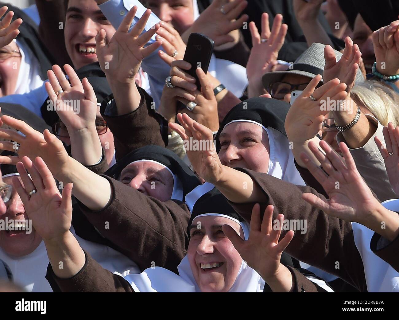 I Carmelitani partecipano alla prima canonizzazione di una coppia sposata in una cerimonia in Piazza San Pietro, in Vaticano, il 18 ottobre 2015. Louis Martin e Marie-Zelie Guerin Martin, che vissero in Francia nel XIX secolo, furono i genitori di Santa Teresa di Lisieux, la suora francese del XIX secolo che è una delle figure più venerate della Chiesa. Francesco canonizzò anche Vincenzo grossi, sacerdote morto nel 1917 e che trascorse la maggior parte della sua vita ad aiutare i poveri del nord Italia, e María Isabel Salvat Romero, una suora spagnola del XX secolo. La canonizzazione di Louis Martin e Marie Azelie Guerin segnò la prima t Foto Stock