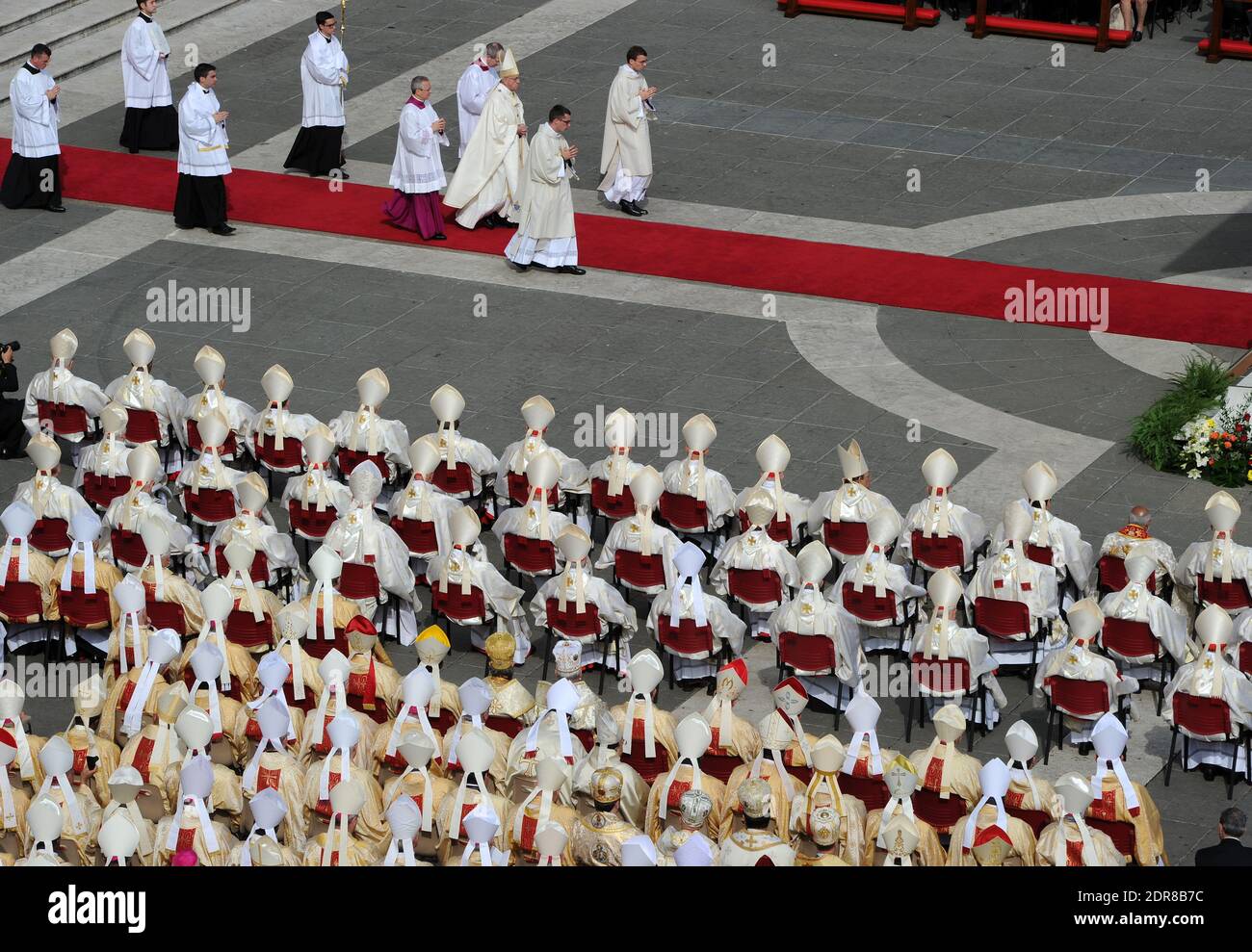 Papa Francesco ha condotto la prima canonizzazione di una coppia sposata in una cerimonia in Piazza San Pietro in Vaticano il 18 ottobre 2015. Louis Martin e Marie-Zelie Guerin Martin, che vissero in Francia nel XIX secolo, furono i genitori di Santa Teresa di Lisieux, la suora francese del XIX secolo che è una delle figure più venerate della Chiesa. Francesco canonizzò anche Vincenzo grossi, sacerdote morto nel 1917 e che trascorse la maggior parte della sua vita ad aiutare i poveri del nord Italia, e María Isabel Salvat Romero, una suora spagnola del XX secolo. La canonizzazione di Louis Martin e Marie Azelie Guerin segnò Th Foto Stock