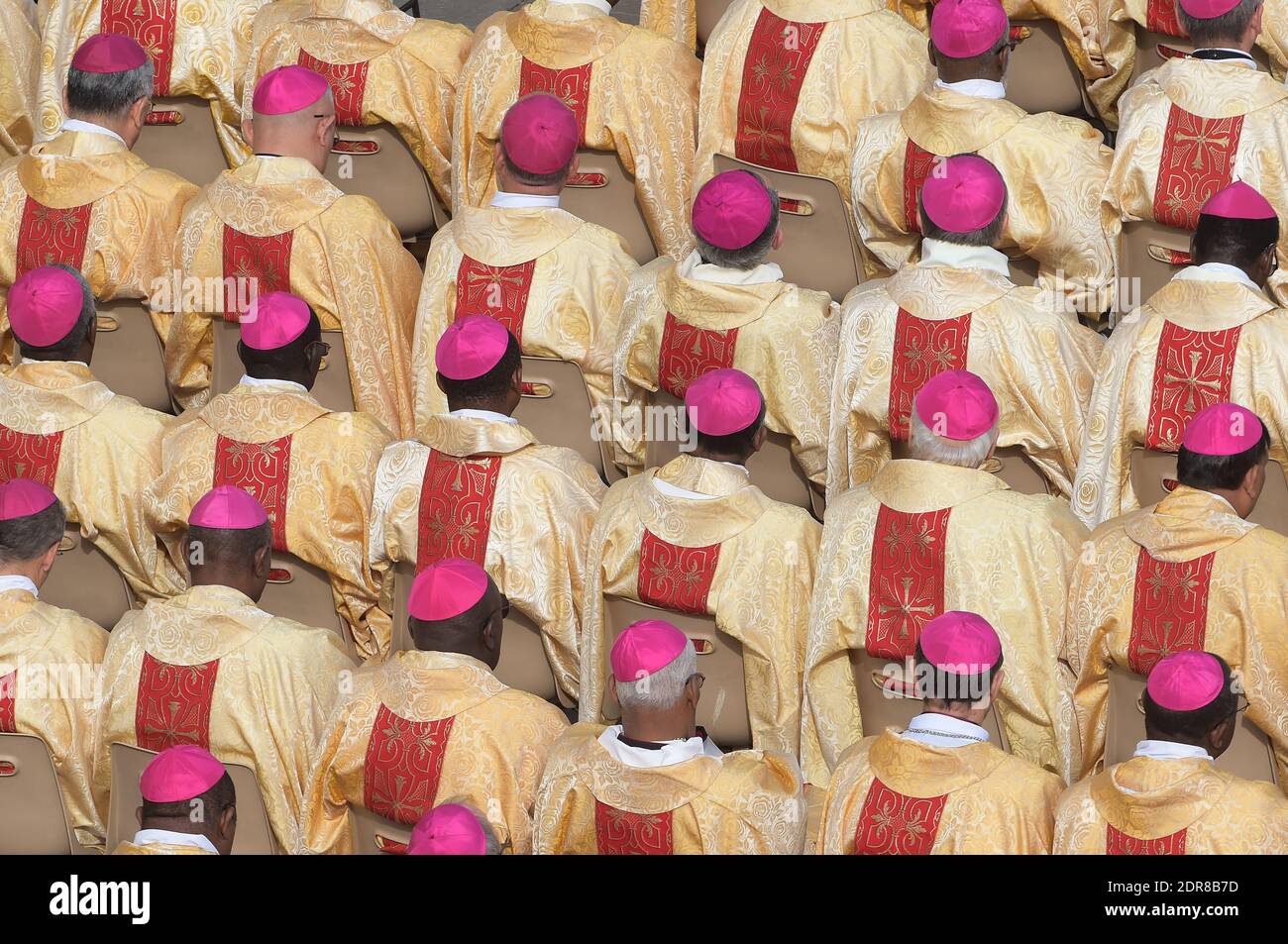 Papa Francesco ha condotto la prima canonizzazione di una coppia sposata in una cerimonia in Piazza San Pietro in Vaticano il 18 ottobre 2015. Louis Martin e Marie-Zelie Guerin Martin, che vissero in Francia nel XIX secolo, furono i genitori di Santa Teresa di Lisieux, la suora francese del XIX secolo che è una delle figure più venerate della Chiesa. Francesco canonizzò anche Vincenzo grossi, sacerdote morto nel 1917 e che trascorse la maggior parte della sua vita ad aiutare i poveri del nord Italia, e María Isabel Salvat Romero, una suora spagnola del XX secolo. La canonizzazione di Louis Martin e Marie Azelie Guerin segnò Th Foto Stock