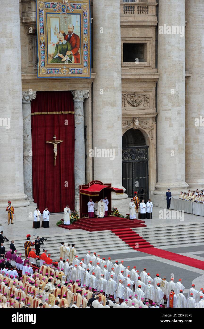 Papa Francesco ha condotto la prima canonizzazione di una coppia sposata in una cerimonia in Piazza San Pietro in Vaticano il 18 ottobre 2015. Louis Martin e Marie-Zelie Guerin Martin, che vissero in Francia nel XIX secolo, furono i genitori di Santa Teresa di Lisieux, la suora francese del XIX secolo che è una delle figure più venerate della Chiesa. Francesco canonizzò anche Vincenzo grossi, sacerdote morto nel 1917 e che trascorse la maggior parte della sua vita ad aiutare i poveri del nord Italia, e María Isabel Salvat Romero, una suora spagnola del XX secolo. La canonizzazione di Louis Martin e Marie Azelie Guerin segnò Th Foto Stock