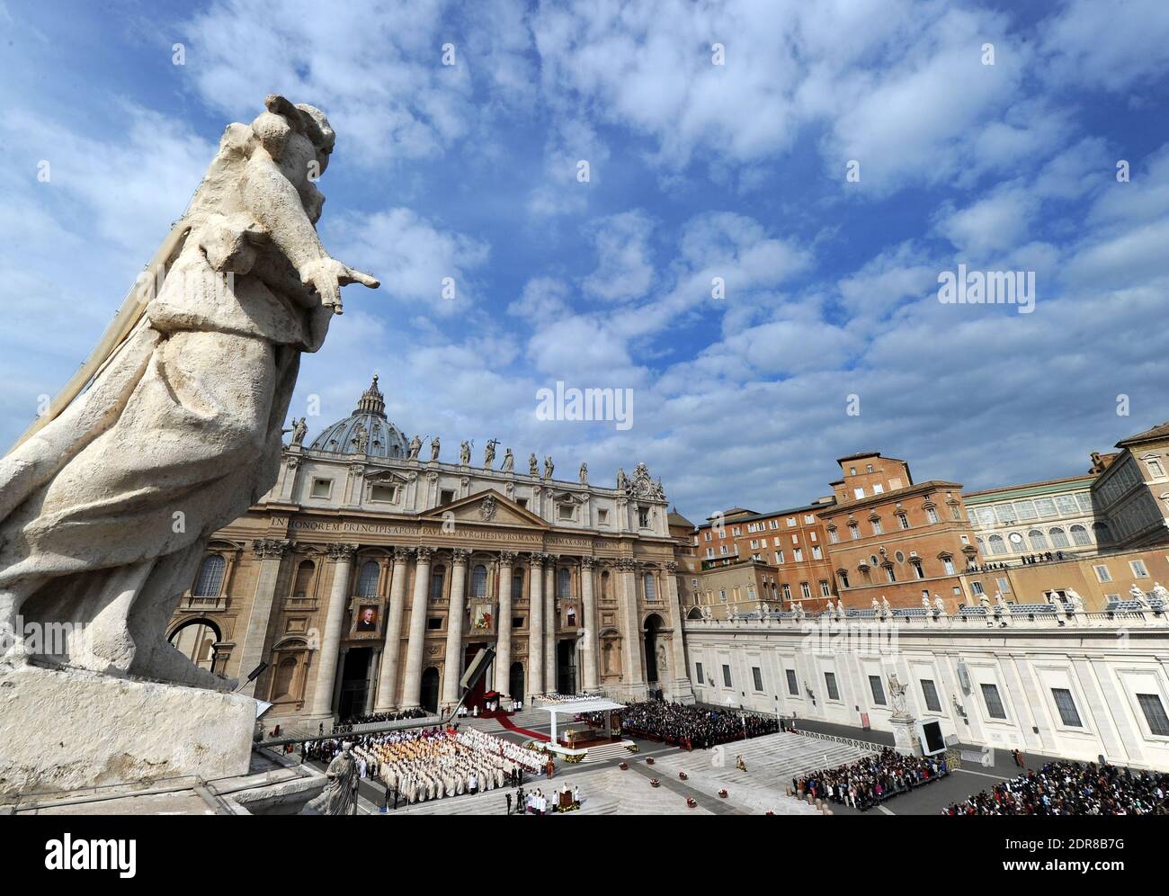 Papa Francesco ha condotto la prima canonizzazione di una coppia sposata in una cerimonia in Piazza San Pietro in Vaticano il 18 ottobre 2015. Louis Martin e Marie-Zelie Guerin Martin, che vissero in Francia nel XIX secolo, furono i genitori di Santa Teresa di Lisieux, la suora francese del XIX secolo che è una delle figure più venerate della Chiesa. Francesco canonizzò anche Vincenzo grossi, sacerdote morto nel 1917 e che trascorse la maggior parte della sua vita ad aiutare i poveri del nord Italia, e María Isabel Salvat Romero, una suora spagnola del XX secolo. La canonizzazione di Louis Martin e Marie Azelie Guerin segnò Th Foto Stock