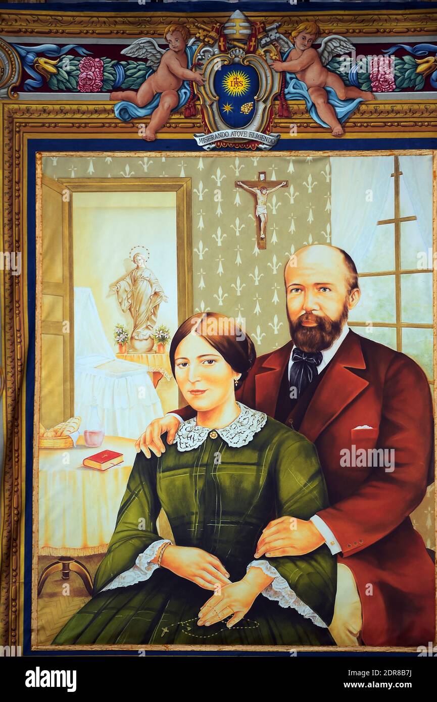 Papa Francesco ha condotto la prima canonizzazione di una coppia sposata in una cerimonia in Piazza San Pietro in Vaticano il 18 ottobre 2015. Louis Martin e Marie-Zelie Guerin Martin, che vissero in Francia nel XIX secolo, furono i genitori di Santa Teresa di Lisieux, la suora francese del XIX secolo che è una delle figure più venerate della Chiesa. Francesco canonizzò anche Vincenzo grossi, sacerdote morto nel 1917 e che trascorse la maggior parte della sua vita ad aiutare i poveri del nord Italia, e María Isabel Salvat Romero, una suora spagnola del XX secolo. La canonizzazione di Louis Martin e Marie Azelie Guerin segnò Th Foto Stock