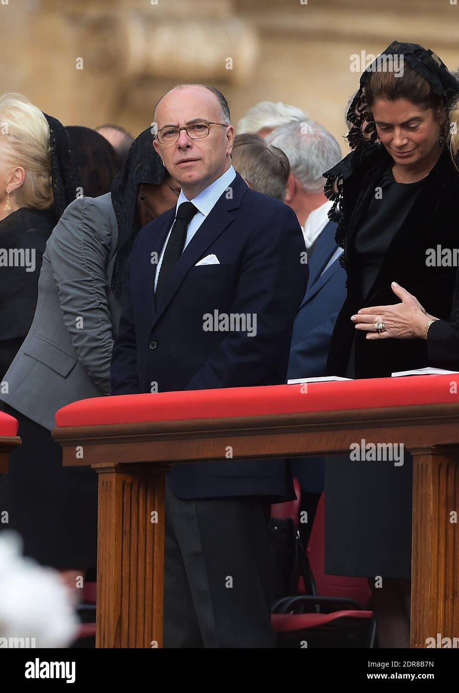 Ministero francese dell'interno Bernard Cazeneuve assiste alla prima canonizzazione di una coppia sposata in una cerimonia in Piazza San Pietro in Vaticano il 18 ottobre 2015. Louis Martin e Marie-Zelie Guerin Martin, che vissero in Francia nel XIX secolo, furono i genitori di Santa Teresa di Lisieux, la suora francese del XIX secolo che è una delle figure più venerate della Chiesa. Papa Francesco canonizzò anche Vincenzo grossi, sacerdote morto nel 1917 e che trascorse la maggior parte della sua vita aiutando i poveri del nord Italia, e María Isabel Salvat Romero, una suora spagnola del XX secolo. La canonizzazione di Louis Mart Foto Stock