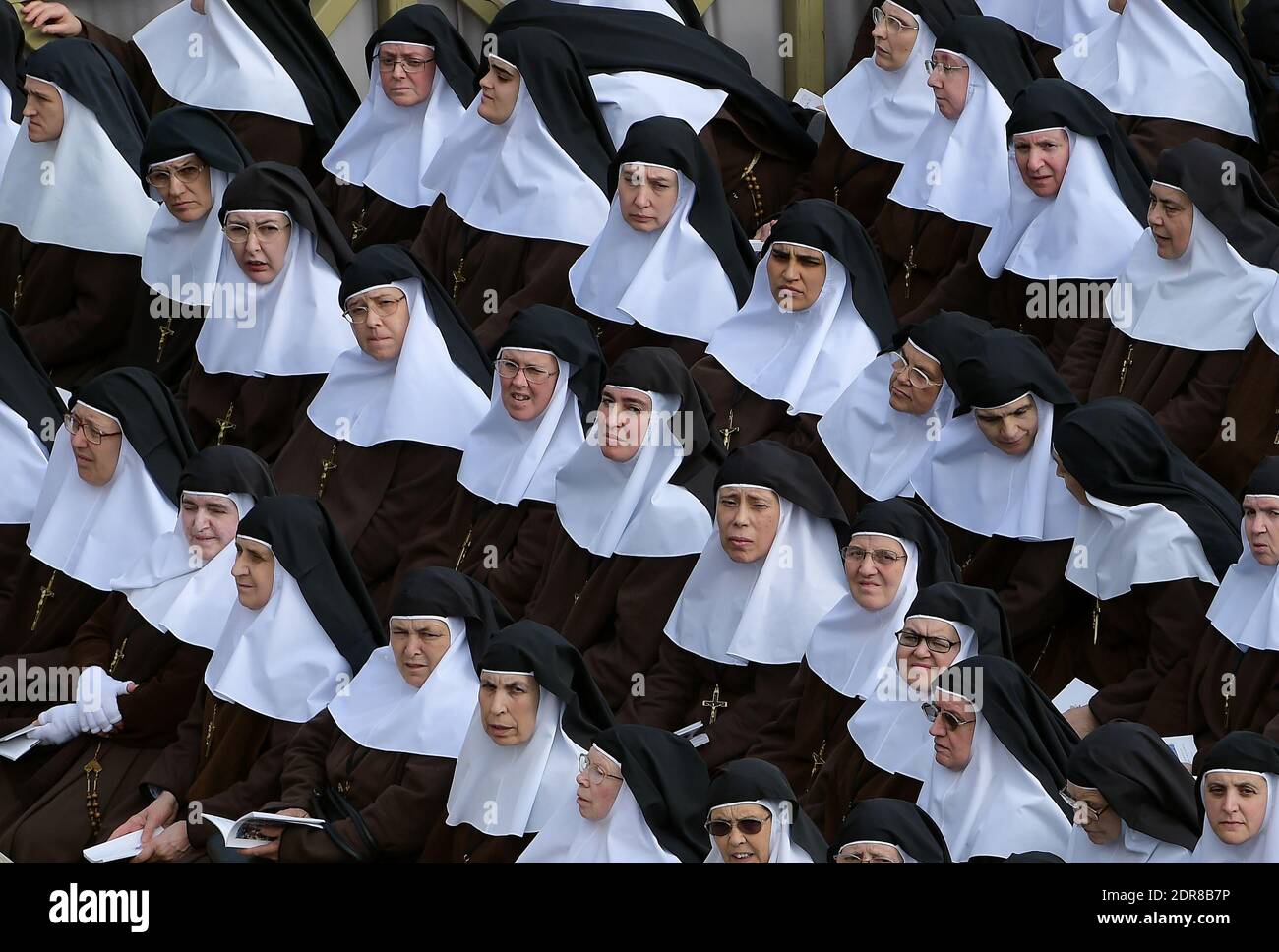 I Carmelitani partecipano alla prima canonizzazione di una coppia sposata in una cerimonia in Piazza San Pietro, in Vaticano, il 18 ottobre 2015. Louis Martin e Marie-Zelie Guerin Martin, che vissero in Francia nel XIX secolo, furono i genitori di Santa Teresa di Lisieux, la suora francese del XIX secolo che è una delle figure più venerate della Chiesa. Francesco canonizzò anche Vincenzo grossi, sacerdote morto nel 1917 e che trascorse la maggior parte della sua vita ad aiutare i poveri del nord Italia, e María Isabel Salvat Romero, una suora spagnola del XX secolo. La canonizzazione di Louis Martin e Marie Azelie Guerin segnò la prima t Foto Stock