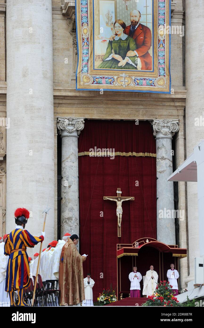 Papa Francesco ha condotto la prima canonizzazione di una coppia sposata in una cerimonia in Piazza San Pietro in Vaticano il 18 ottobre 2015. Louis Martin e Marie-Zelie Guerin Martin, che vissero in Francia nel XIX secolo, furono i genitori di Santa Teresa di Lisieux, la suora francese del XIX secolo che è una delle figure più venerate della Chiesa. Francesco canonizzò anche Vincenzo grossi, sacerdote morto nel 1917 e che trascorse la maggior parte della sua vita ad aiutare i poveri del nord Italia, e María Isabel Salvat Romero, una suora spagnola del XX secolo. La canonizzazione di Louis Martin e Marie Azelie Guerin segnò Th Foto Stock