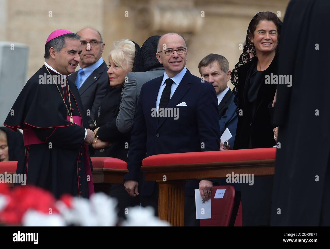 Ministero francese dell'interno Bernard Cazeneuve assiste alla prima canonizzazione di una coppia sposata in una cerimonia in Piazza San Pietro in Vaticano il 18 ottobre 2015. Louis Martin e Marie-Zelie Guerin Martin, che vissero in Francia nel XIX secolo, furono i genitori di Santa Teresa di Lisieux, la suora francese del XIX secolo che è una delle figure più venerate della Chiesa. Papa Francesco canonizzò anche Vincenzo grossi, sacerdote morto nel 1917 e che trascorse la maggior parte della sua vita aiutando i poveri del nord Italia, e María Isabel Salvat Romero, una suora spagnola del XX secolo. La canonizzazione di Louis Mart Foto Stock