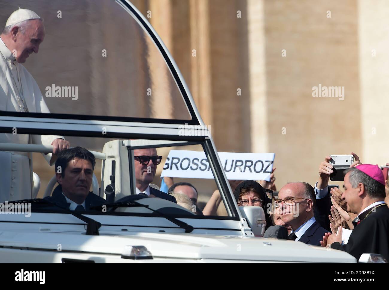 Ministero francese dell'interno Bernard Cazeneuve (destra) assiste alla prima canonizzazione di una coppia sposata in una cerimonia in Piazza San Pietro in Vaticano il 18 ottobre 2015. Louis Martin e Marie-Zelie Guerin Martin, che vissero in Francia nel XIX secolo, furono i genitori di Santa Teresa di Lisieux, la suora francese del XIX secolo che è una delle figure più venerate della Chiesa. Papa Francesco canonizzò anche Vincenzo grossi, sacerdote morto nel 1917 e che trascorse la maggior parte della sua vita aiutando i poveri del nord Italia, e María Isabel Salvat Romero, una suora spagnola del XX secolo. La canonizzazione di lo Foto Stock