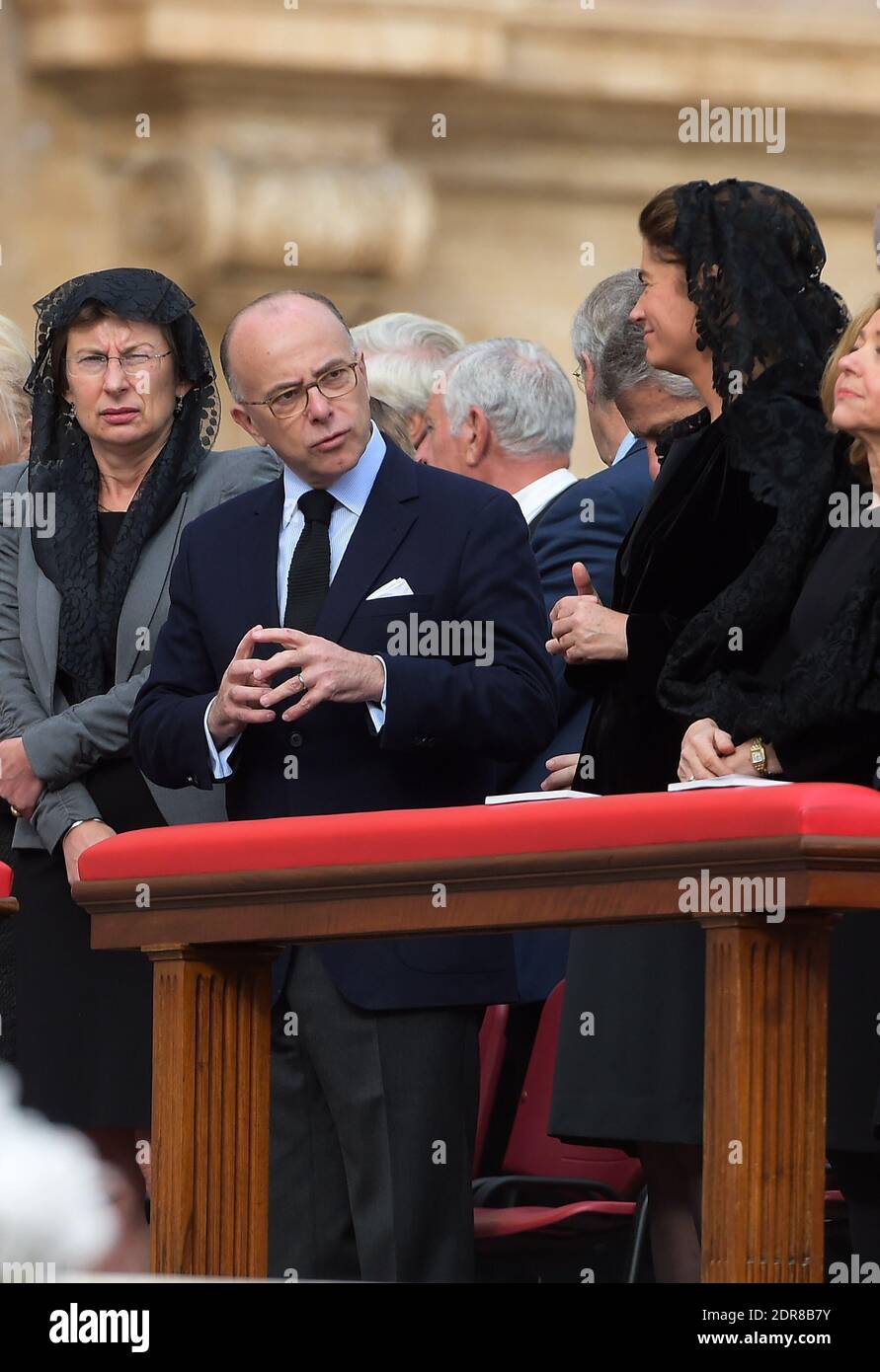 Ministero francese dell'interno Bernard Cazeneuve assiste alla prima canonizzazione di una coppia sposata in una cerimonia in Piazza San Pietro in Vaticano il 18 ottobre 2015. Louis Martin e Marie-Zelie Guerin Martin, che vissero in Francia nel XIX secolo, furono i genitori di Santa Teresa di Lisieux, la suora francese del XIX secolo che è una delle figure più venerate della Chiesa. Papa Francesco canonizzò anche Vincenzo grossi, sacerdote morto nel 1917 e che trascorse la maggior parte della sua vita aiutando i poveri del nord Italia, e María Isabel Salvat Romero, una suora spagnola del XX secolo. La canonizzazione di Louis Mart Foto Stock