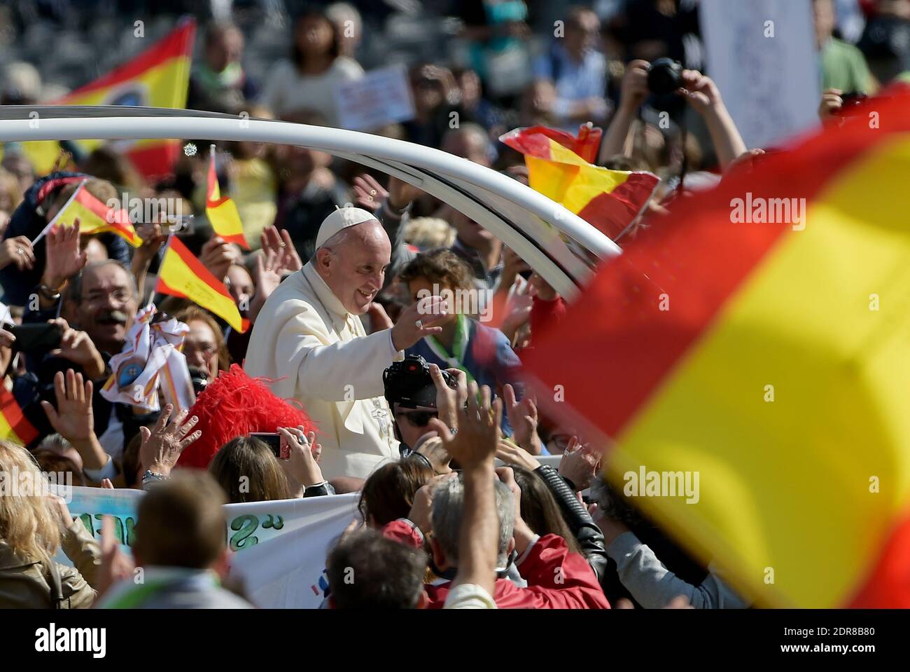 Papa Francesco ha condotto la prima canonizzazione di una coppia sposata in una cerimonia in Piazza San Pietro in Vaticano il 18 ottobre 2015. Louis Martin e Marie-Zelie Guerin Martin, che vissero in Francia nel XIX secolo, furono i genitori di Santa Teresa di Lisieux, la suora francese del XIX secolo che è una delle figure più venerate della Chiesa. Francesco canonizzò anche Vincenzo grossi, sacerdote morto nel 1917 e che trascorse la maggior parte della sua vita ad aiutare i poveri del nord Italia, e María Isabel Salvat Romero, una suora spagnola del XX secolo. La canonizzazione di Louis Martin e Marie Azelie Guerin segnò Th Foto Stock