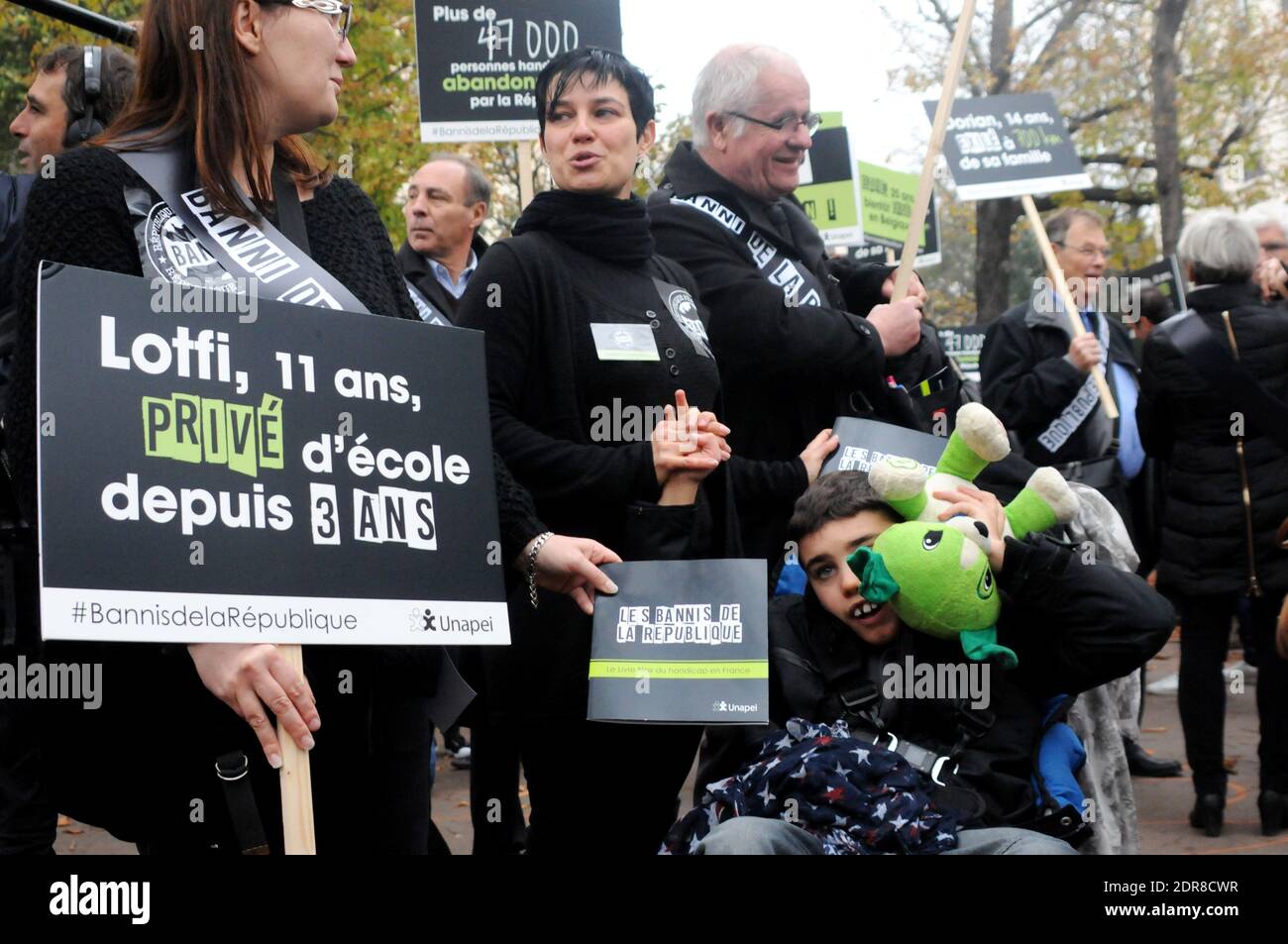 Manifestazione organizzata dall'UNAPEI (Union nationale des associations de parents, de personnes handicapees mentales et de leurs amis - Unione nazionale delle associazioni dei genitori dei disabili mentali e dei loro amici) per protestare contro le condizioni di vita dei bambini con disabilità mentali e della loro famiglia, Di fronte all'Assemblea Nazionale a Parigi, in Francia, il 20 ottobre 2015. Foto di Alain Apaydin/ABACAPRESS.COM Foto Stock