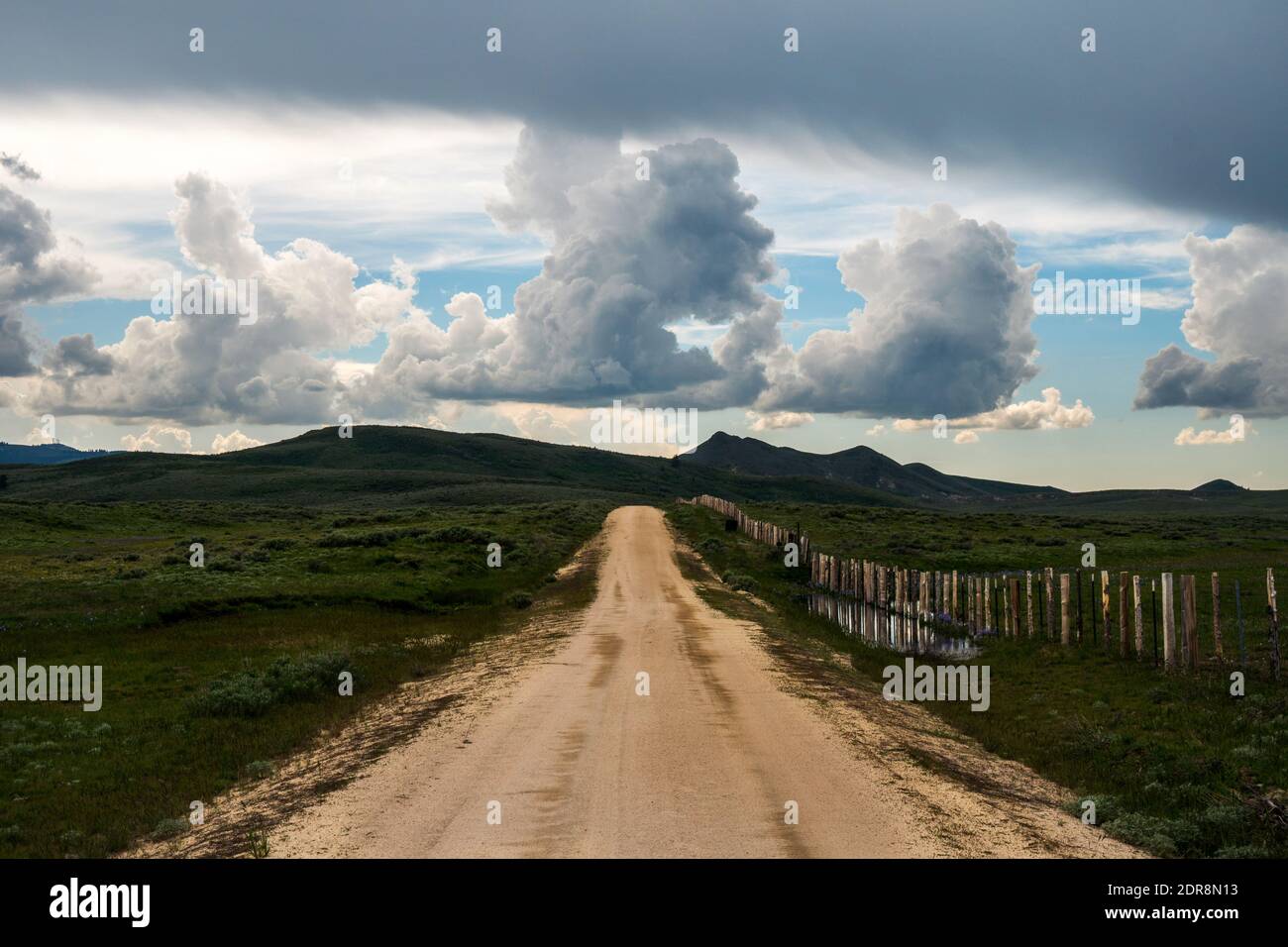 Stormcoulds sorge sopra la vecchia autostrada 68 lungo la Camas Prairie, nei Bennett Foothills dell'Idaho. Foto Stock