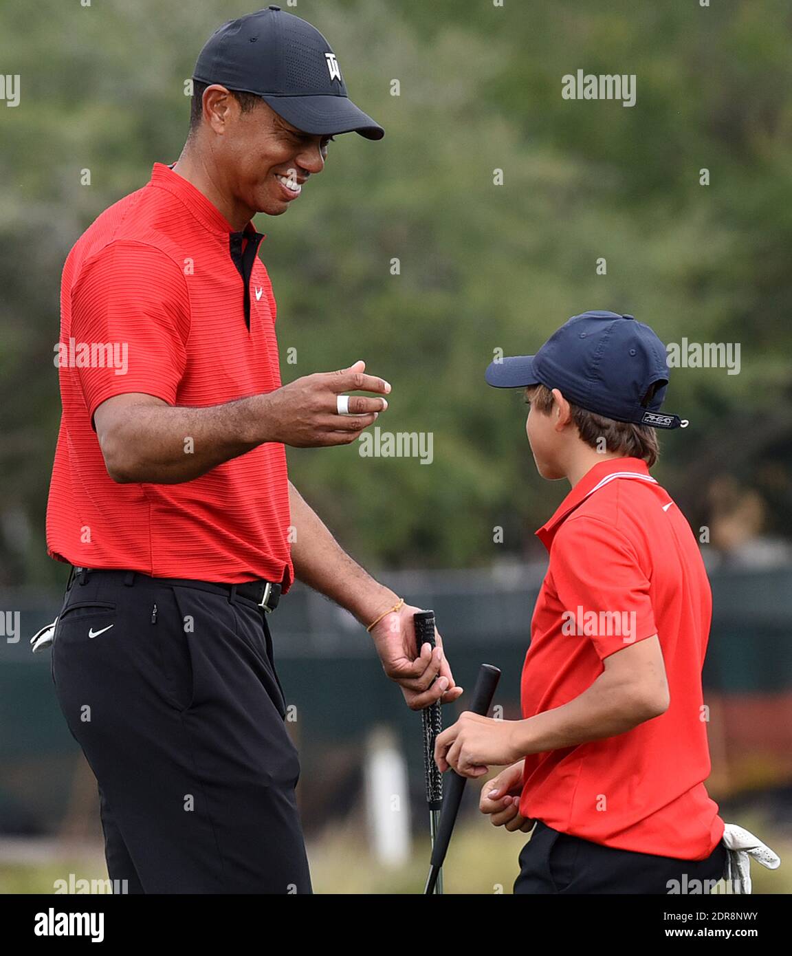 Tiger Woods e suo figlio Charlie abbracciano dopo aver completato l'ultimo round del torneo di golf PNC Championship 2020 al Ritz-Carlton Golf Club. Justin Thomas e suo padre Mike finì al primo posto e Woods e suo figlio finì settimo. Foto Stock