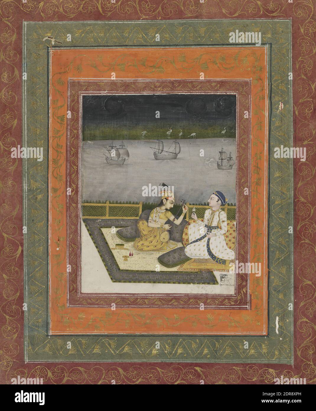 Lovers on a Terrace, acquerello opaco e oro su carta, 6 5/16 × 4 13/16 poll. (16 × 12.3 cm), gli abiti elaborati e le corone indossati dall'uomo e dalla donna in questo dipinto, che vengono catturati durante un momento intimo, mentre le passa un fiore e si prepara a suonare uno strumento a corde, indicano che la coppia è membri di alto rango della corte di Mughal. Il piccolo sigillo nero in basso a destra dà una data nel calendario islamico che può essere letto come 1771, il che implica che questo dipinto è stato prodotto o raccolto intorno a quell'anno. , India, India, Islamica, dinastia Mughal (1526–1857 Foto Stock