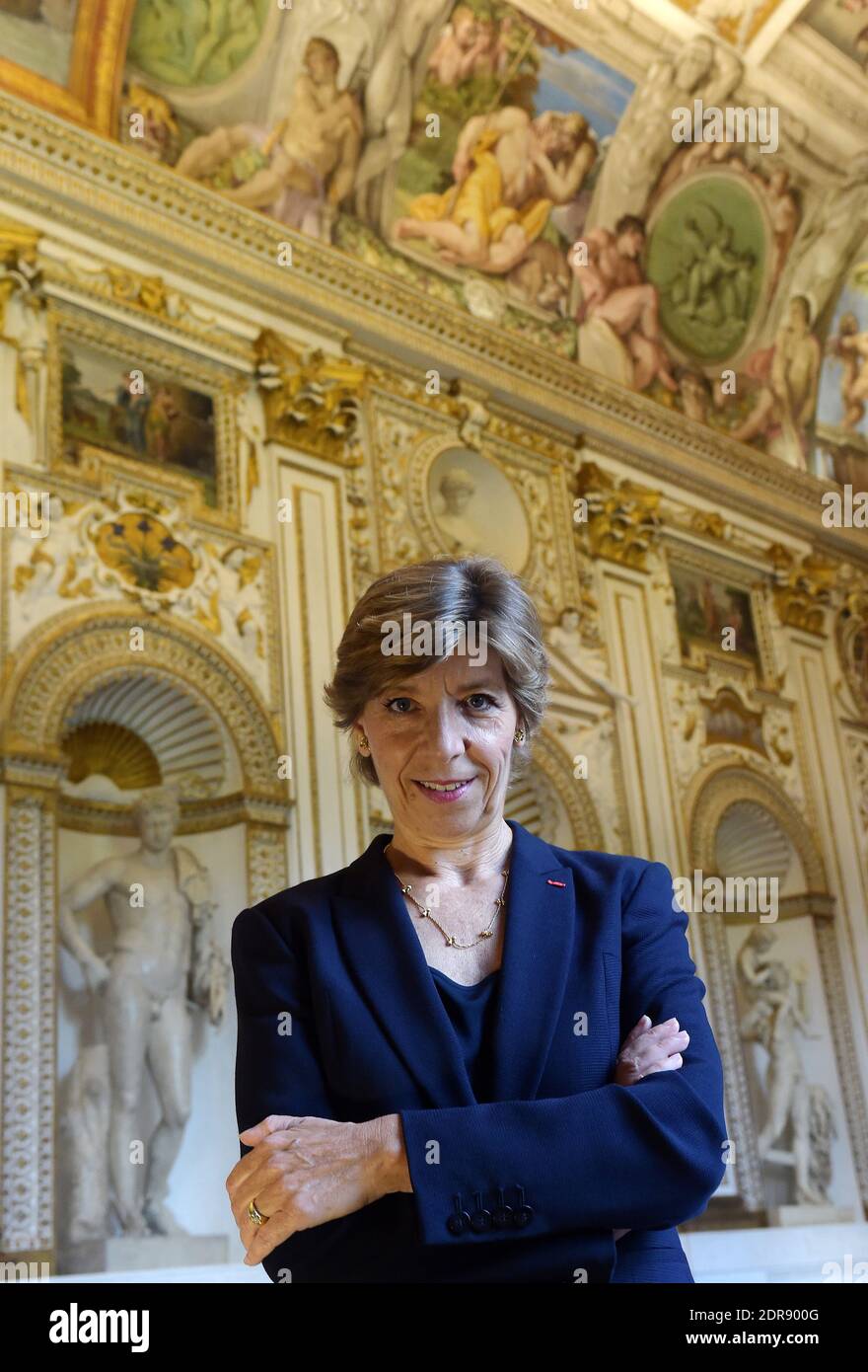 Catherine colonna , ambasciatore francese in Italia, si trova nella galleria Carracci di Palazzo Farnese a Roma il 23 2015 settembre. Nata nel 1956, è la prima donna a capo del Palazzo Farnese, la più bella e prestigiosa delle ambasciate francesi. È responsabile a Roma dal 1° settembre 2014. Per dieci anni è stata portavoce del presidente Jacques Chirac al Palazzo Elysee di Parigi. Palazzo Farnese, che attualmente ospita l'ambasciata francese, è il più monumentale dei palazzi rinascimentali romani di Roma. Foto di Eric Vandeville /ABACAPRESS.COM Foto Stock