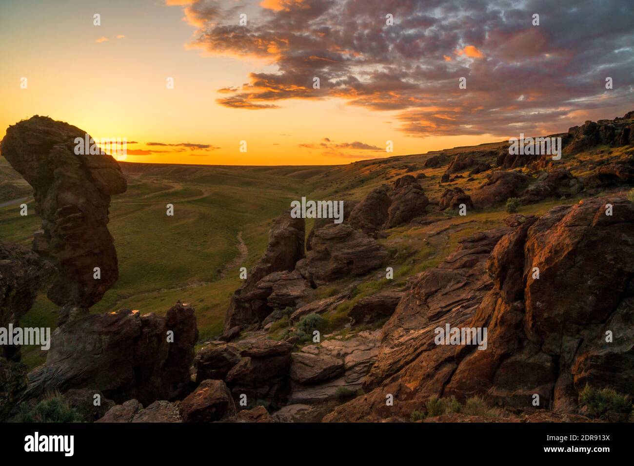 Tramonto alla famosa Balanced Rock dell'Idaho vicino al Balanced Rock Park, Twin Falls County. Terreni amministrati dall'Ufficio di Gestione del territorio. Foto Stock