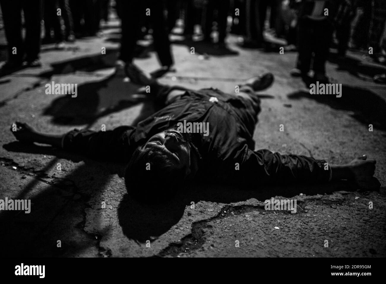 La foto del file datata ottobre 2015 mostra migliaia di fedeli provenienti da varie parti del Perù settentrionale e anche Ecuador in pellegrinaggio ad Ayabaca, 211 km della città costiera settentrionale di Piura, Perù, nell'ottobre 2015. I penitenti, come si chiamano, non esitano a rompere le mani, i gomiti, le ginocchia nel fango e nella roccia di montagna come offerta in cambio di un miracolo. Il giorno principale della festa, una processione dell'immagine del Cristo Captivo (Senor Cautivo de Ayabaca) attraverso le vie cittadine, precedentemente decorate con tappeti di petali di fiori. Prima della Spa Foto Stock