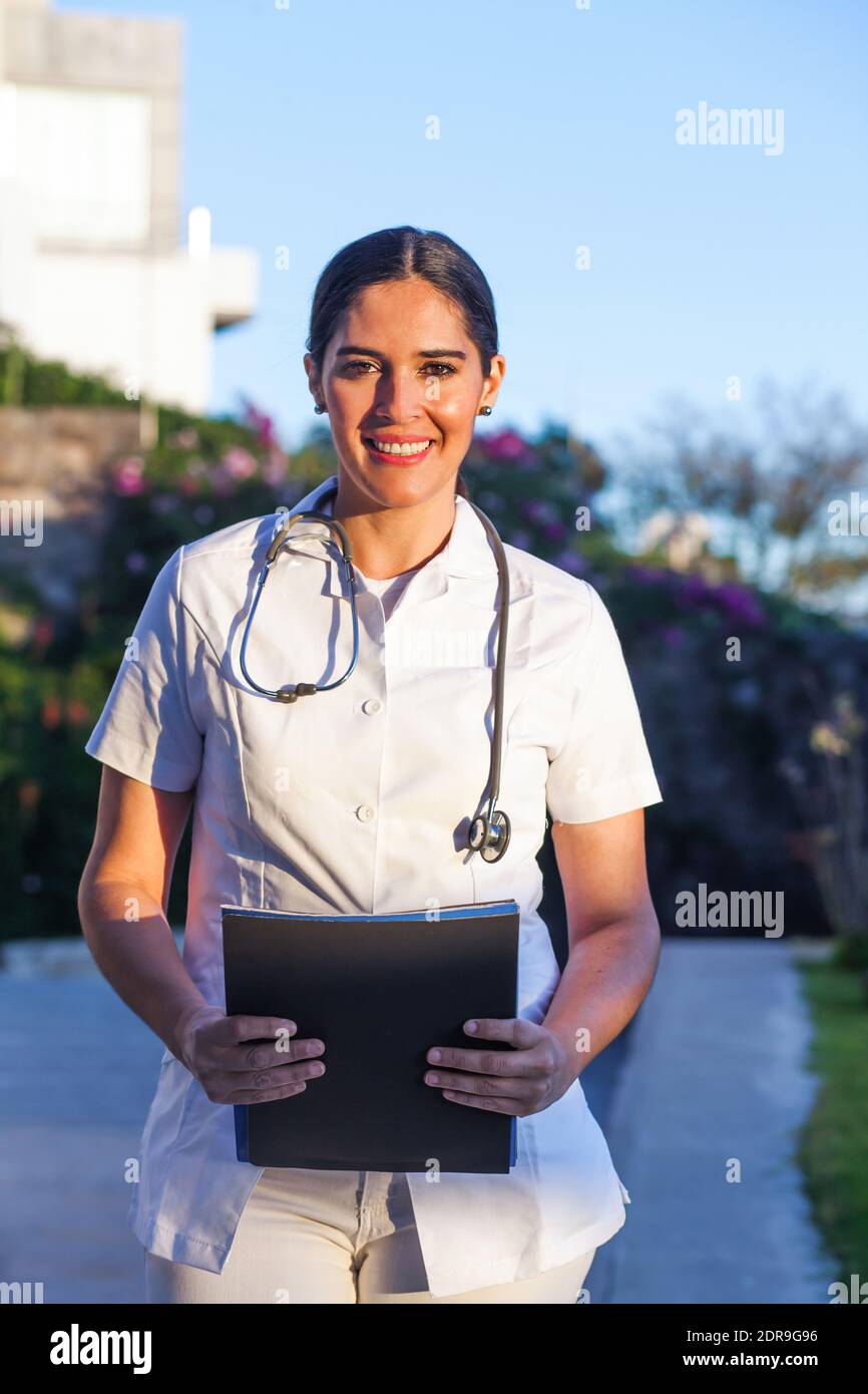 Ritratto medico donna latina in un ospedale messicano in Messico O America Latina Foto Stock