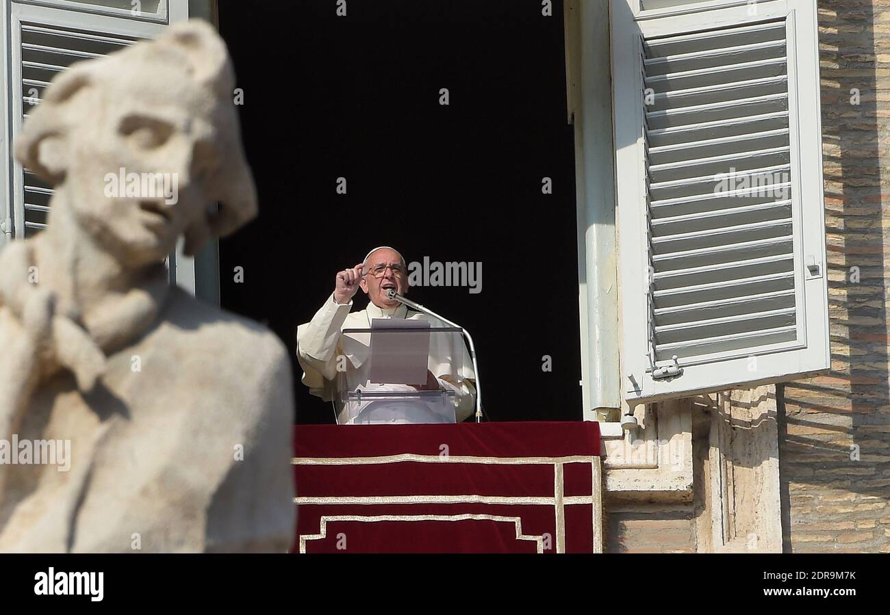 Papa Francesco conduce l'angelus dalla finestra del palazzo apostolico che si affaccia sulla piazza di San Pietro durante la preghiera domenicale dell'Angelus in Vaticano il 15 novembre 2015. Dopo gli attacchi mortali a Parigi, rivendicati dai militanti dello Stato islamico, Papa Francesco disse che usare il nome di Dio per giustificare la violenza era un sacrilegio. Il papa ha poi invitato i fedeli a pregare con lui per le vittime innocenti degli attentati. Foto di Eric Vandeville / ABACAPRESS.COM Foto Stock