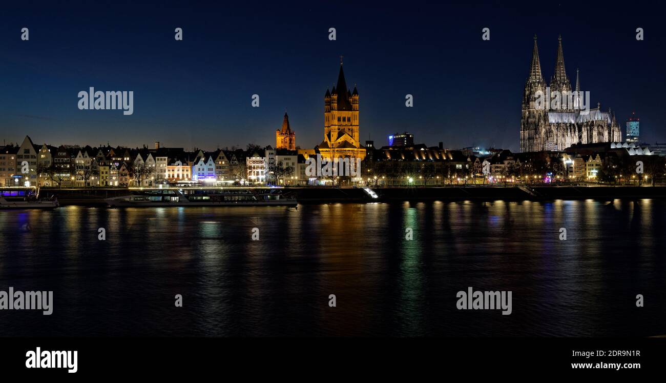 città di colonia con la città vecchia e la cattedrale di notte Foto Stock