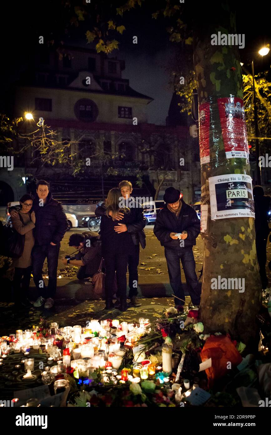 I cordoglio pagano i loro omaggi nei pressi di le Bataclan, nel 11 ° distretto di Parigi, Francia, il 16 novembre 2015. Come la Francia osserva tre giorni di lutto nazionale membri del pubblico continuano a rendere omaggio alle vittime degli attacchi mortali del venerdì. Almeno 129 persone sono state uccise e 352 altre sono rimaste ferite, 99 delle quali in condizioni critiche dopo gli attentati terroristici di Parigi del 13 novembre. Foto di Audrey Poree/ABACAPRESS.COM Foto Stock