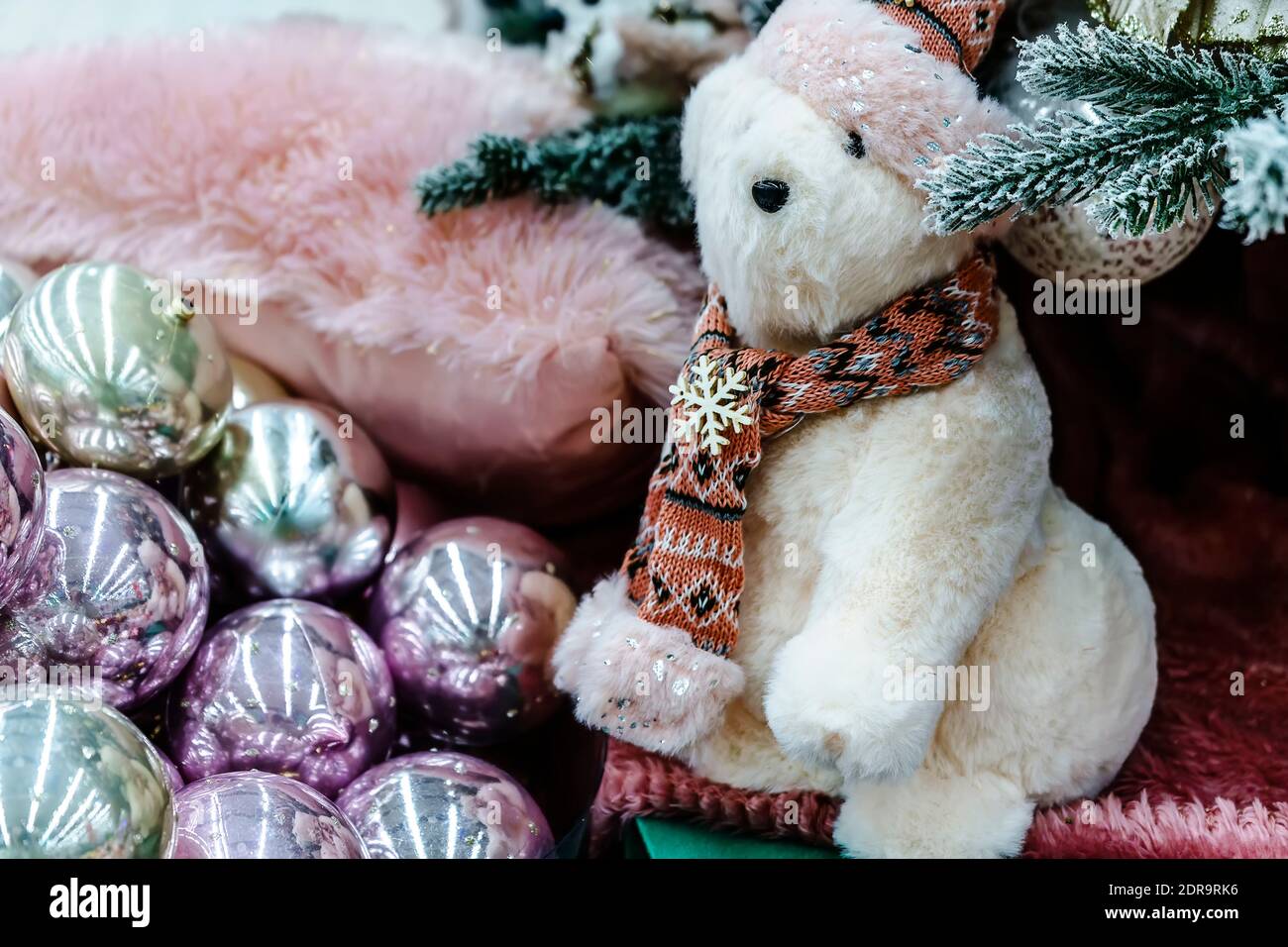 Biglietto d'auguri natalizio con orsacchiotto, palline rosa e argento Foto Stock
