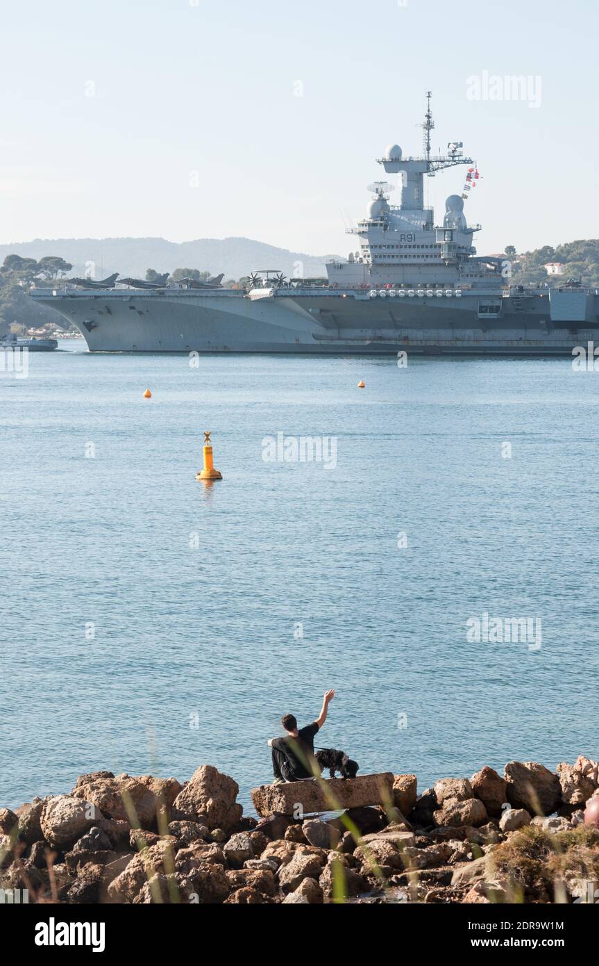 La portaerei francese Charles De Gaulle lascia il porto di Tolone, Francia meridionale, il 18 novembre 2015. La nave nucleare è stata dispiegata nel Mediterraneo orientale per potenziare le operazioni in Siria mentre Parigi intensifica una campagna di bombardamento contro il gruppo dello Stato islamico. Foto di Lea Ghirardotti/ABACAPRESS.COM Foto Stock