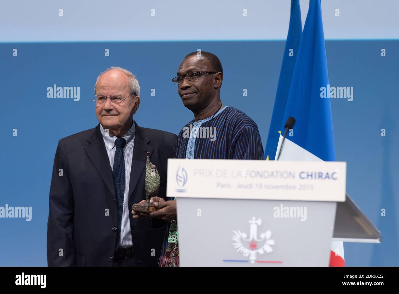 Aldiouma Yattara (R), direttore del Museo di Gao, riceve il Premio Cultura per la Pace assegnato alle Banques culturelles du Mali (banche culturali del Mali) dal presidente francese dei Musei Marc LADREIT de la Charriere durante la cerimonia annuale di premiazione 2015 dei Premi della Fondazione Chirac tenutasi al Museo Quai Branly a Parigi, Francia il 19 novembre 2015. Foto di Jacques Witt/piscina/ABACAPRESS.COM Foto Stock