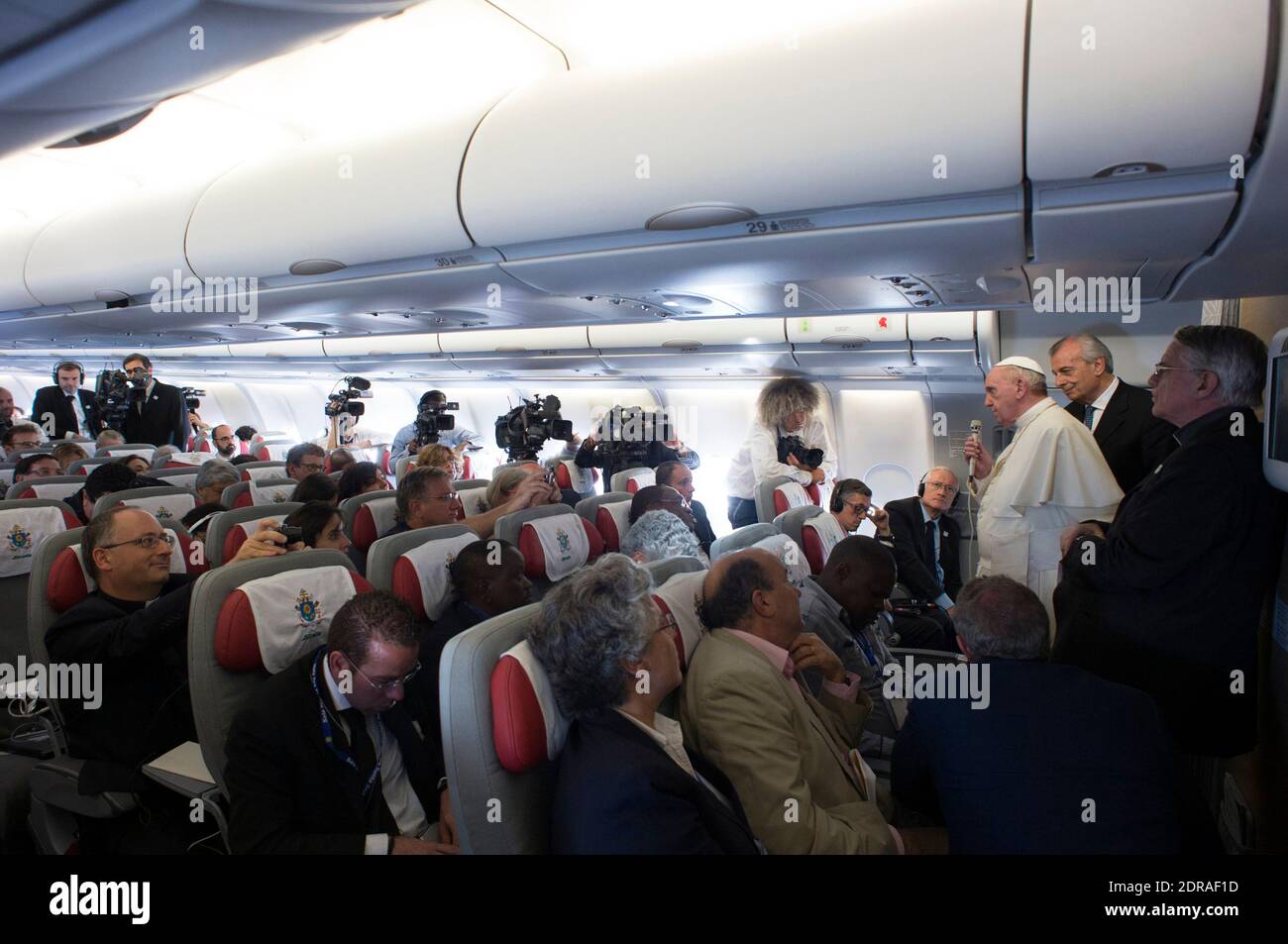 Papa Francesco parla con i giornalisti in aereo durante il suo viaggio di ritorno dall'Africa a Roma il 30 novembre 2015. Papa Francesco ha risposto alle domande poste dai giornalisti di tutto il mondo. Ha toccato le relazioni interreligiose, il ruolo dei media, la corruzione in Vaticano e le sue memorie preferite dall'Africa. Foto di ABACAPRESS.COM Foto Stock