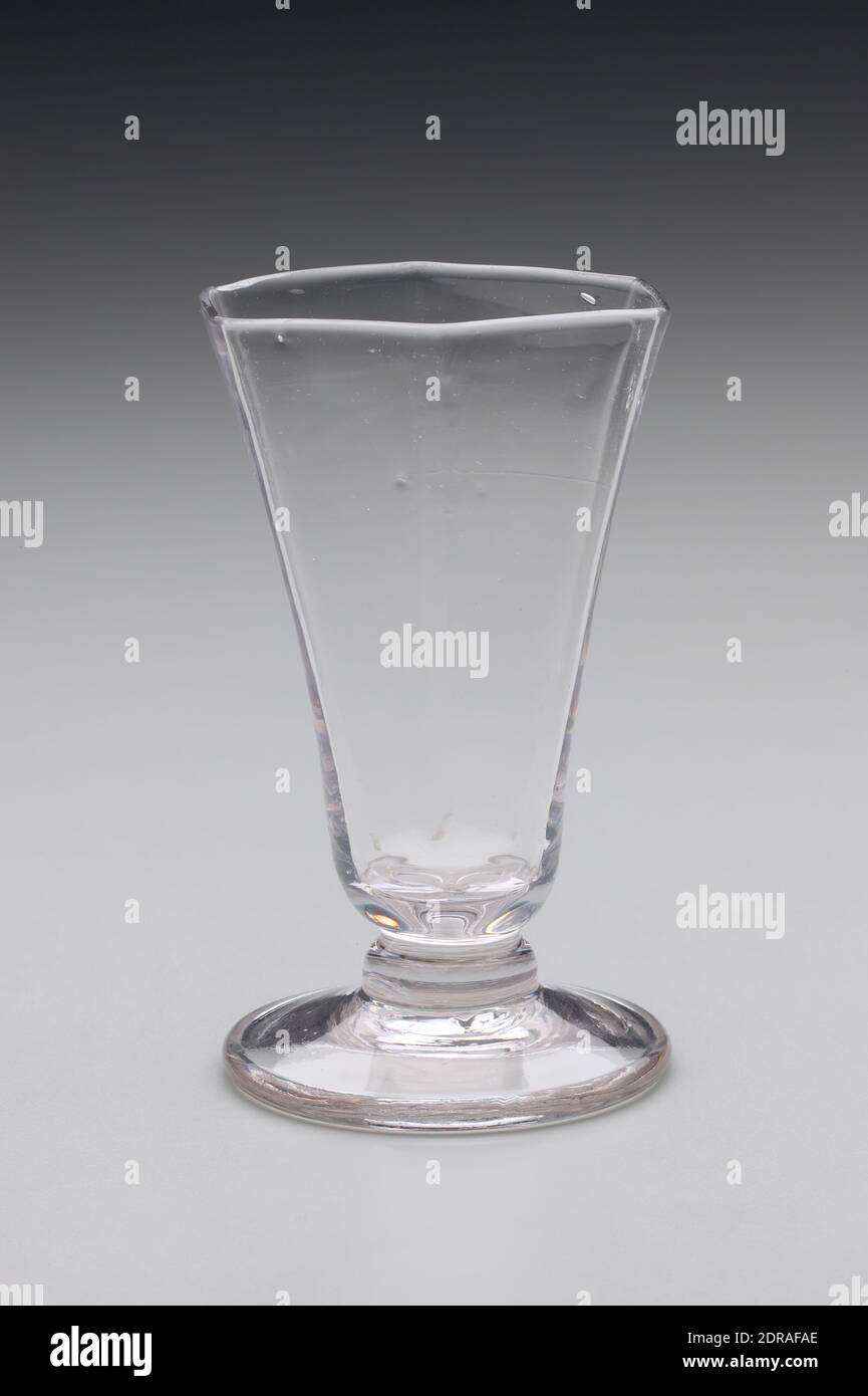 Vetro gelatinoso, circa 1740, vetro al piombo incolore soffiato, 4 1/4 × 2 7/8 poll. (10.8 × 7.3 cm), Made in England, British, 18 ° secolo, Containers - vetro Foto Stock