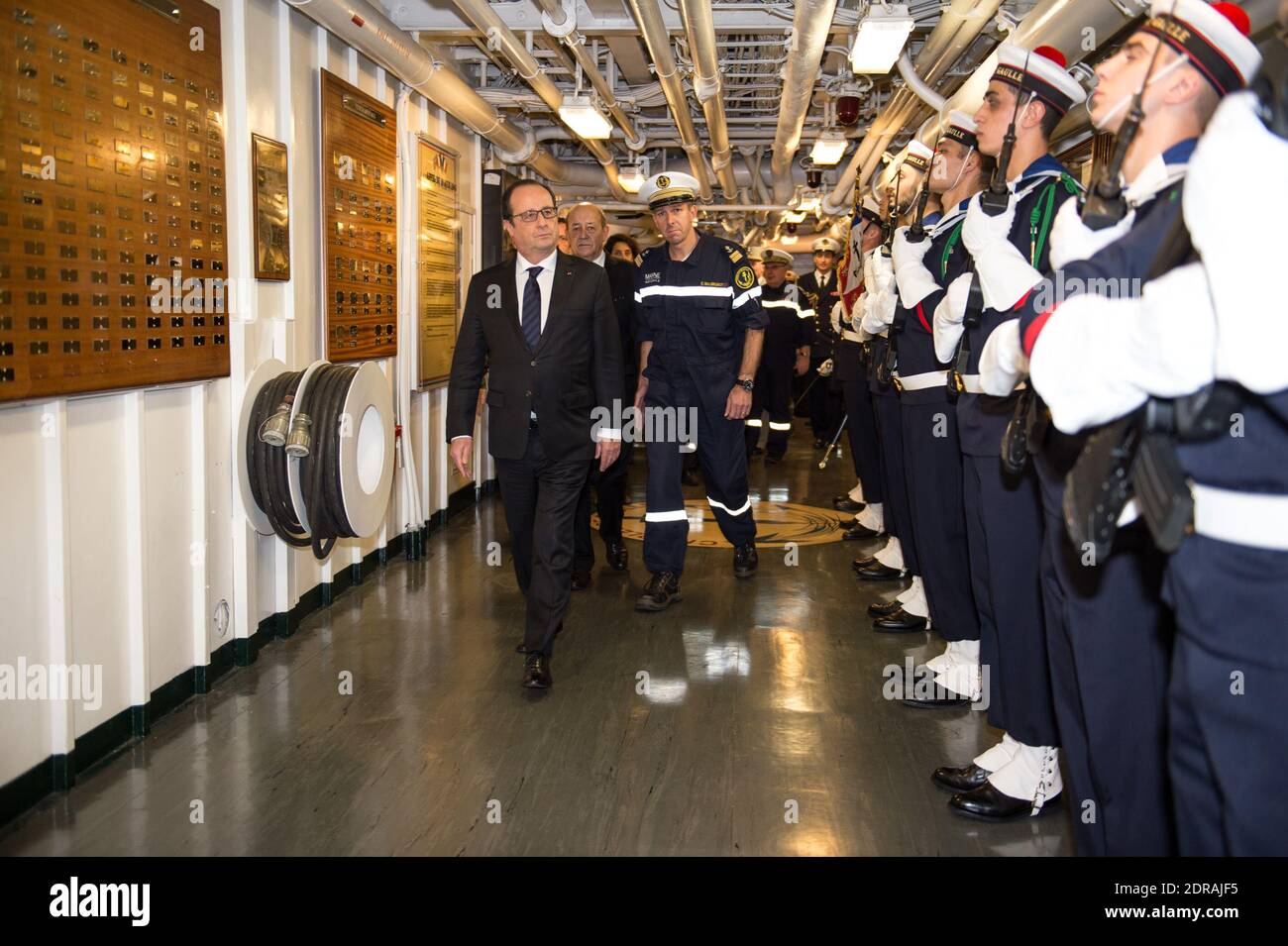 Il presidente francese Francois Hollande e il ministro della Difesa Jean-Yves le Drian visitano la portaerei Charles De Gaulle che opera al largo della Siria il 4 dicembre 2015. La nave marina francese è stata dispiegata nel Golfo per alleggerire il peso dei suoi 12 aerei da guerra già operanti dalle basi in Giordania e negli Emirati Arabi Uniti contro lo Stato islamico in Siria e Iraq. Il vettore ha aggiunto altri 20. Foto di Christian Cavallo-Marine Nationale/ABACAPRESS.COM Foto Stock