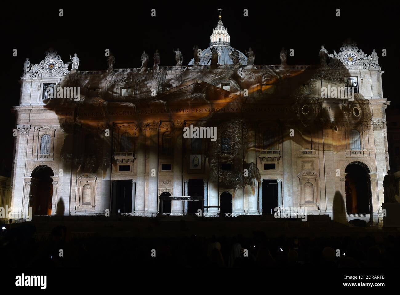 Una foto viene proiettata sulla Basilica di San Pietro durante lo spettacolo di luci 'Fiat Lux : Illuminating our Common Home' l'8 dicembre 2015 in Vaticano. Le immagini di alcuni dei più grandi fotografi ambientalisti del mondo, tra cui Sebastiao Salgado, Joel Sartore, Yann Arthus-Bertrand e Louie Schwartzberg, sono proiettate in solidarietà con i colloqui COP21 a Parigi. Fa anche parte dell'inaugurazione del giubileo della Misericordia, lungo l'anno delle chiese cattoliche romane. Una coalizione di gruppi umanitari, filantropici e di conservazione non cattolici, insieme alla Banca Mondiale, stanno organizzando l'evento. È la prima volta Foto Stock