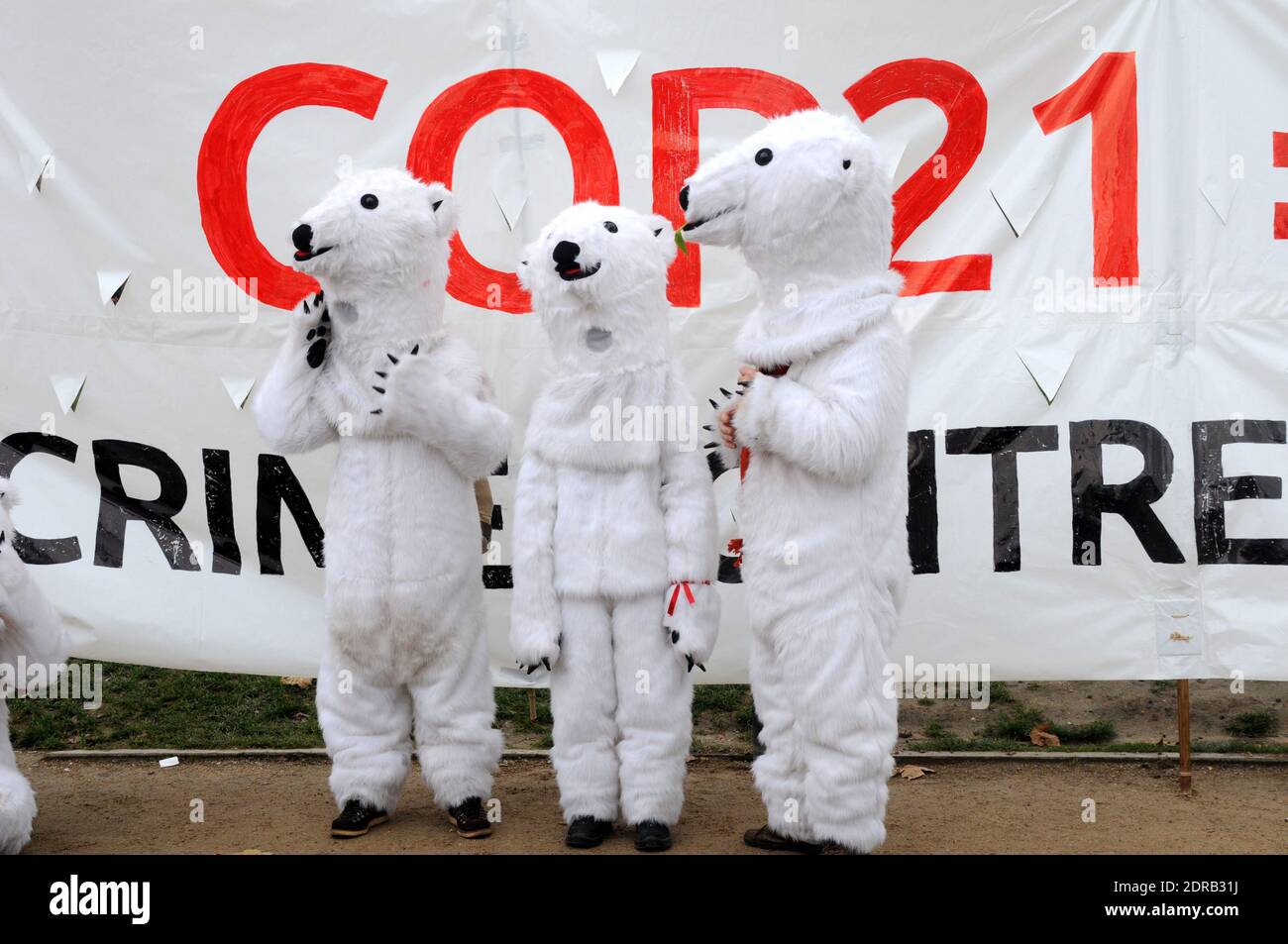 Le persone che indossano i costumi polari sono viste mentre gli attivisti fanno una manifestazione vicino alla Torre Eiffel a Parigi, in Francia, il 12 dicembre 2015. Una proposta di accordo a 195 nazioni per contenere le emissioni di gas che intrappolano il calore e minacciano di rovinare il sistema climatico terrestre sarà presentata alla conferenza delle Nazioni Unite sul cambiamento climatico COP21 a le Bourget, alla periferia di Parigi. Foto di Alain Apaydin/ABACAPRESS.COM Foto Stock